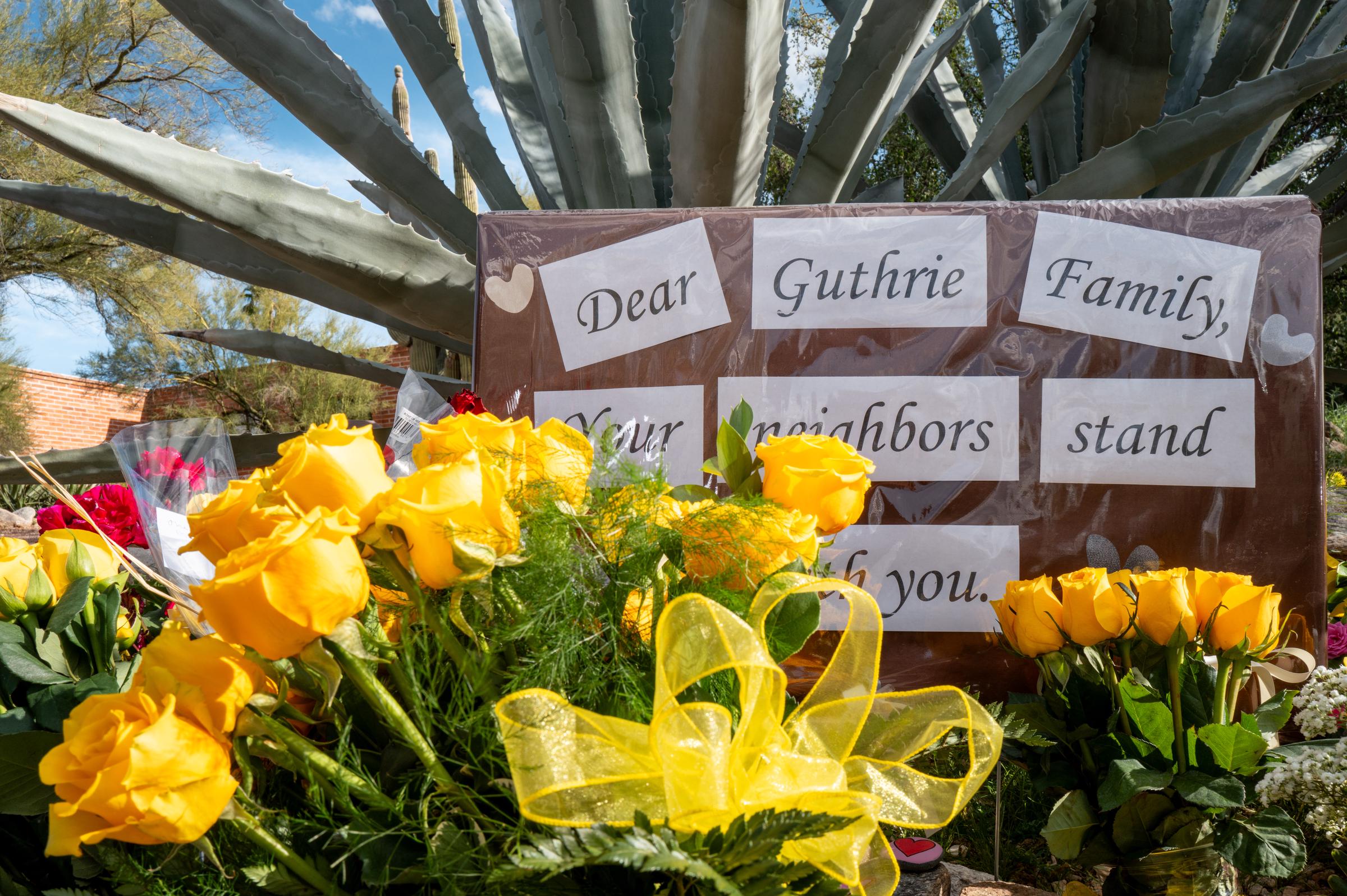 Un mémorial de fortune marque l'entrée de la résidence de Nancy Guthrie le 11 février 2026 | Source : Getty Images