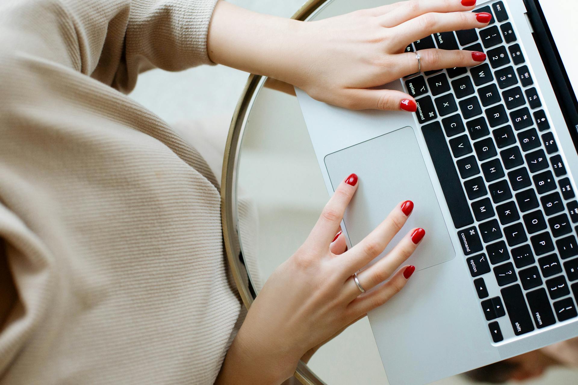 Une femme utilisant un ordinateur portable | Source : Pexels