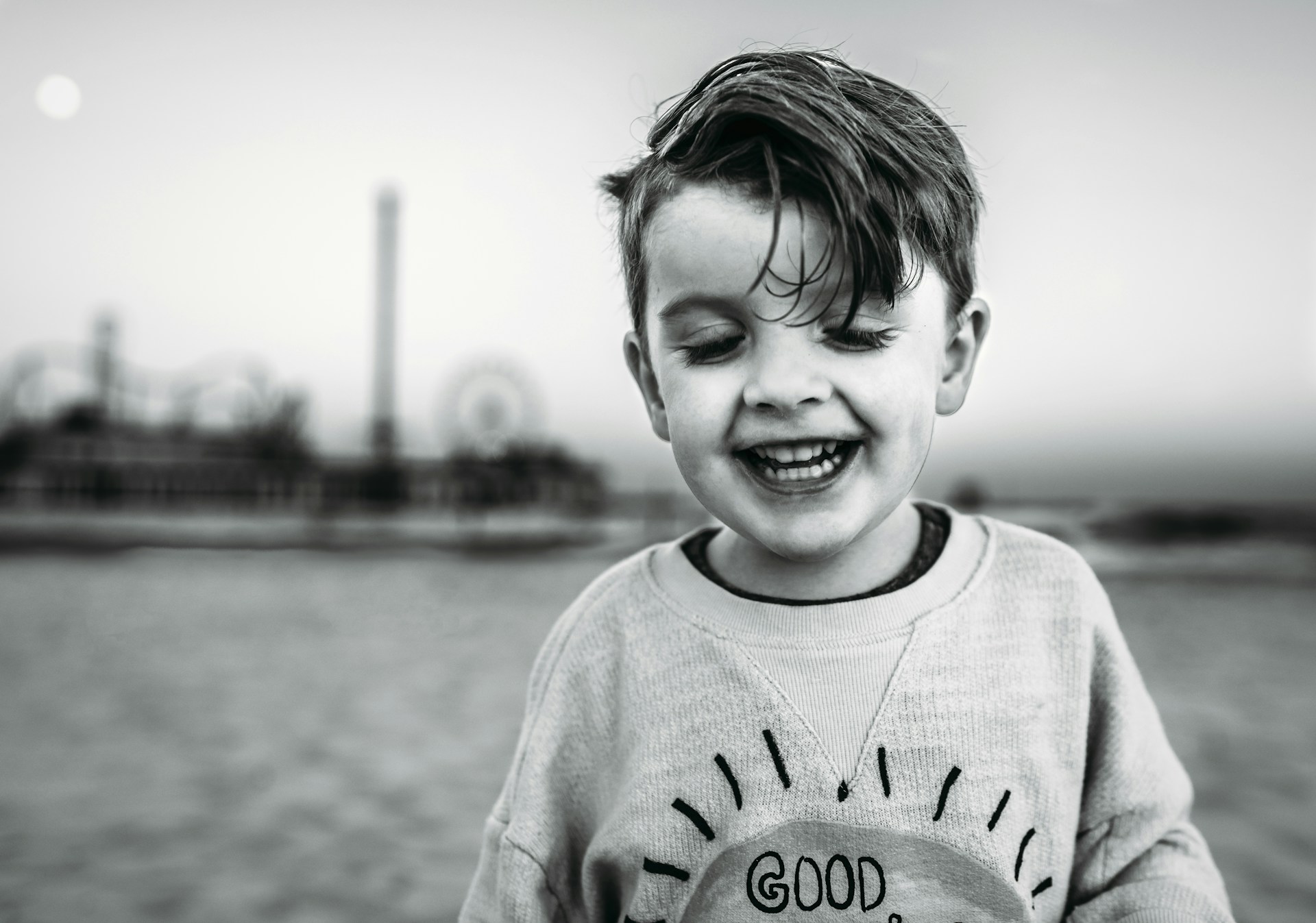 Photo en niveaux de gris d'un adorable petit garçon | Source : Unsplash