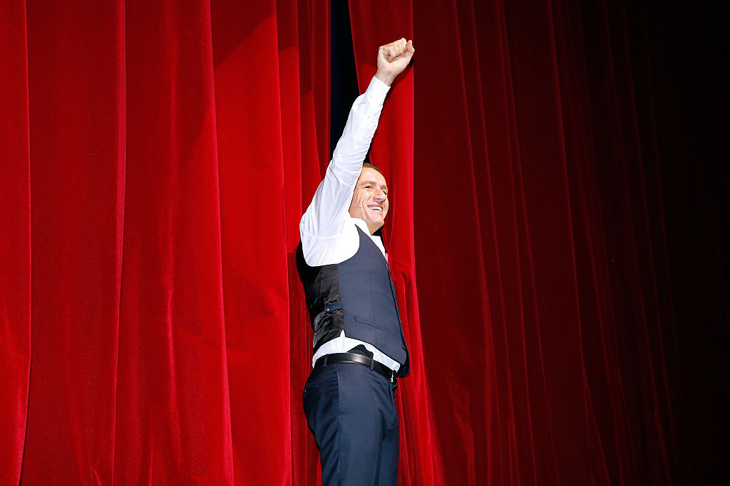 L'humoriste Dany Boon salue les applaudissements du public à la fin du triomphe de son spectacle « Dany De Boon Des Hauts-De-France » à l'Olympia, le 23 novembre 2016 à Paris, en France I Source : Getty Images