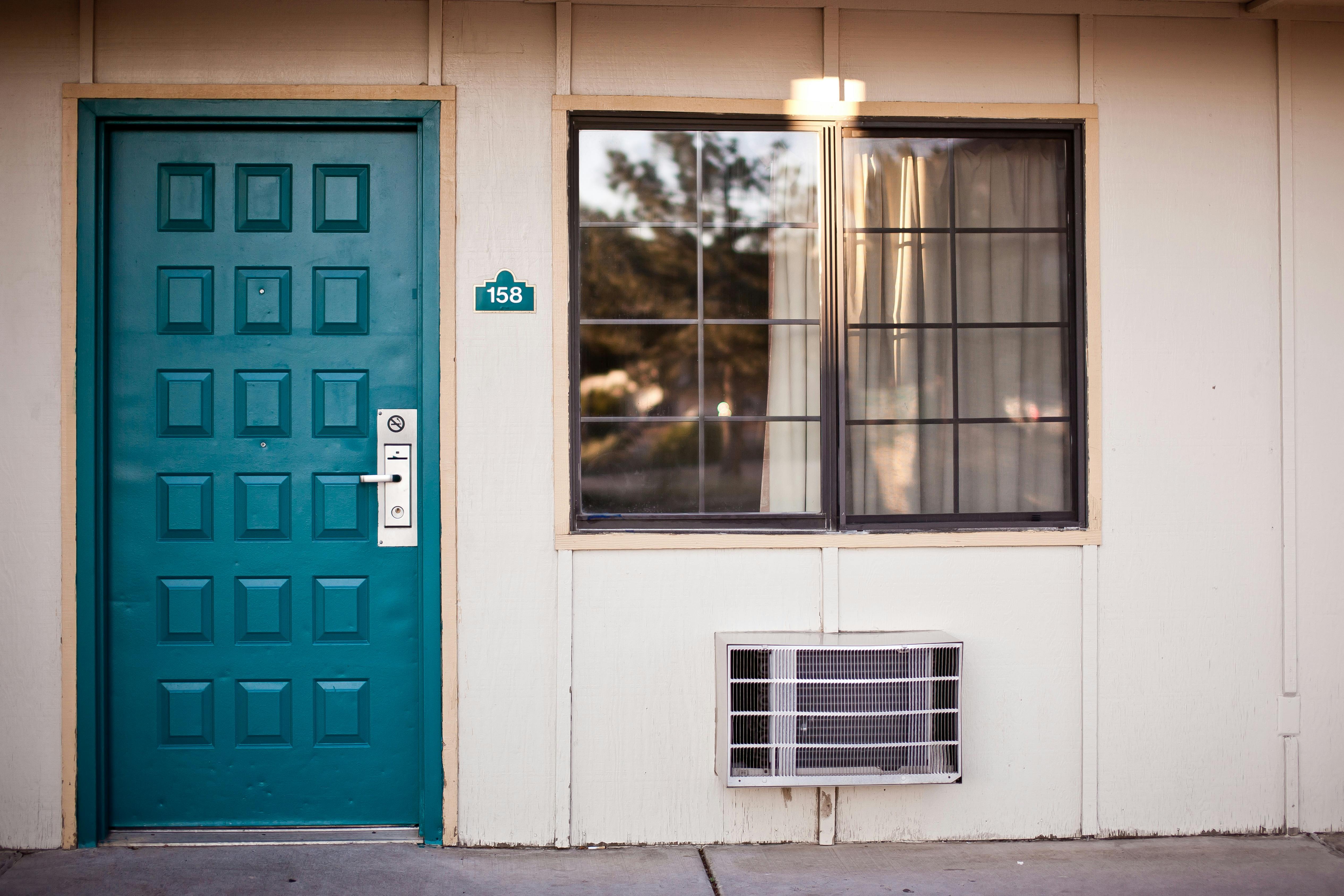 L'extérieur d'une chambre de motel | Source : Pexels