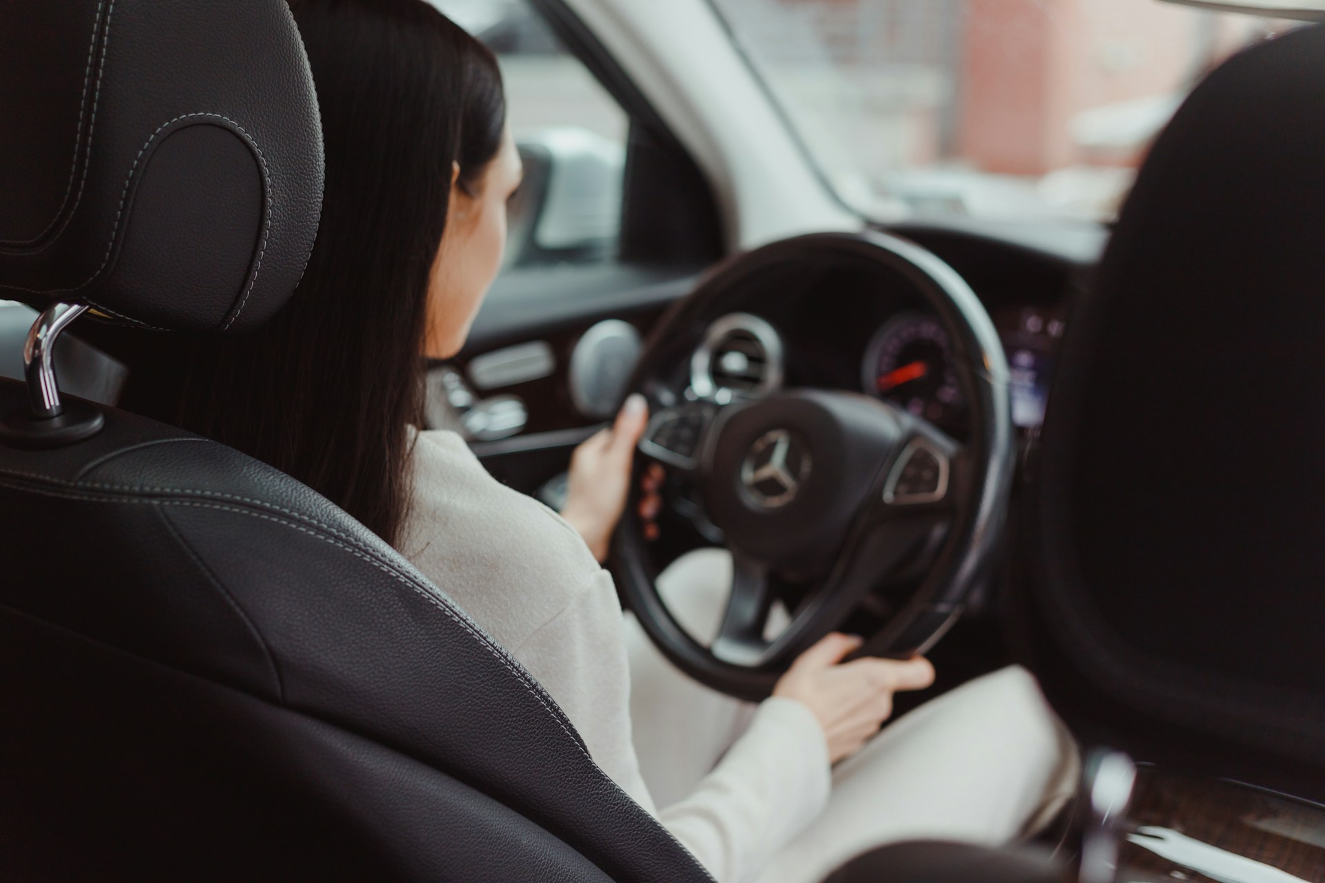 Une femme au volant de sa voiture | Source : Unsplash