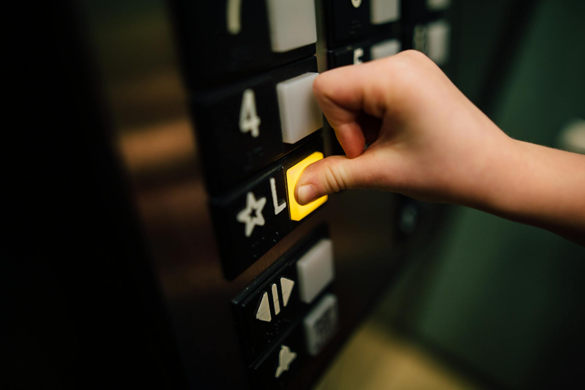 Une personne appuyant sur le bouton d'un ascenseur | Source : Pexels