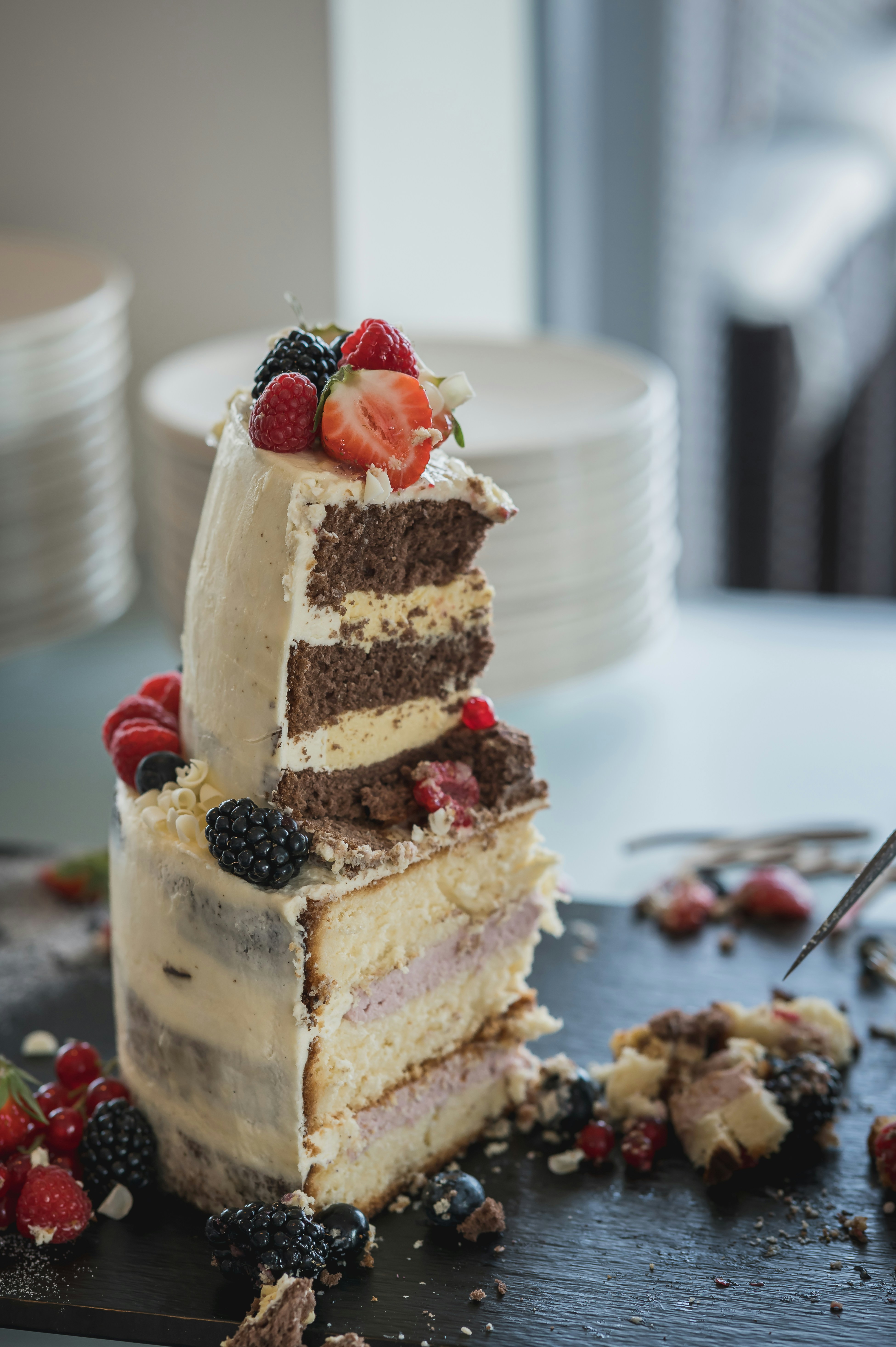 Un gâteau de mariage coupé | Source : Unsplash