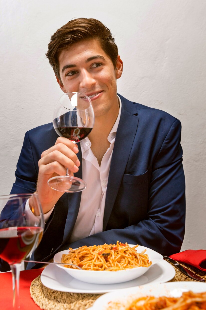 Un homme à un dîner | Source : FreePik
