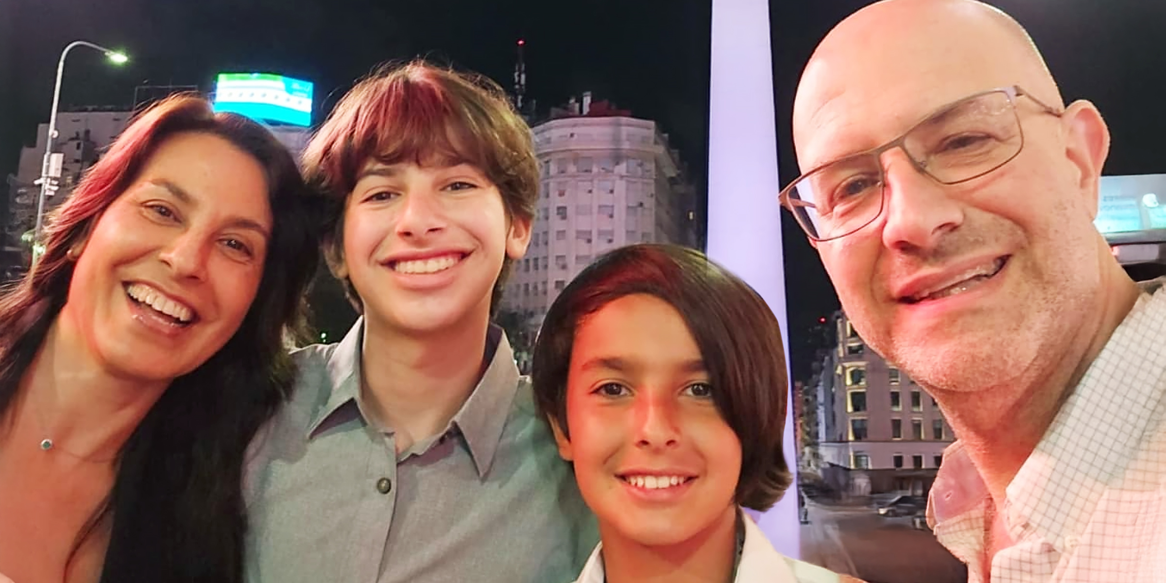 Laura Fernanda Leguizamón et Bernardo Adrián Seltzer avec leurs fils Ian et Ivo | Source : Facebook/laura.leguizamon.1044