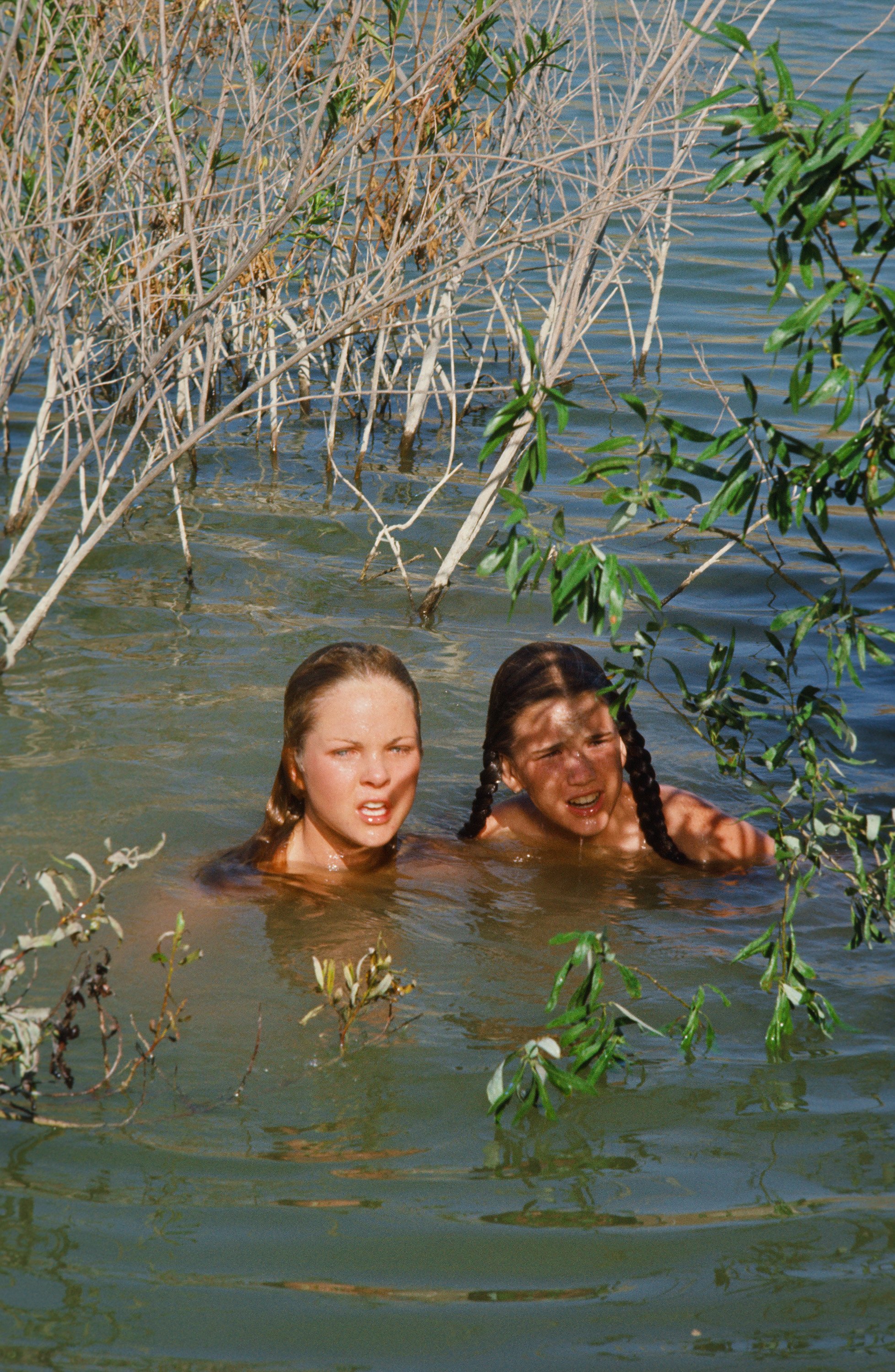 La jeune actrice dans le rôle de Laura Elizabeth Ingalls Wilder avec Melissa Sue Anderson dans celui de Mary Ingalls Kendall, sur le tournage de « La Petite Maison dans la prairie » en 1977 | Source : Getty Images