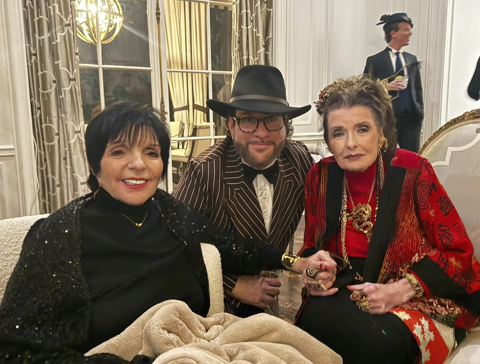 Margaret OBrien à l'extrême droite avec des amis à partir d'un post daté du 1er janvier 2026 | Source : Facebook/scott.stander