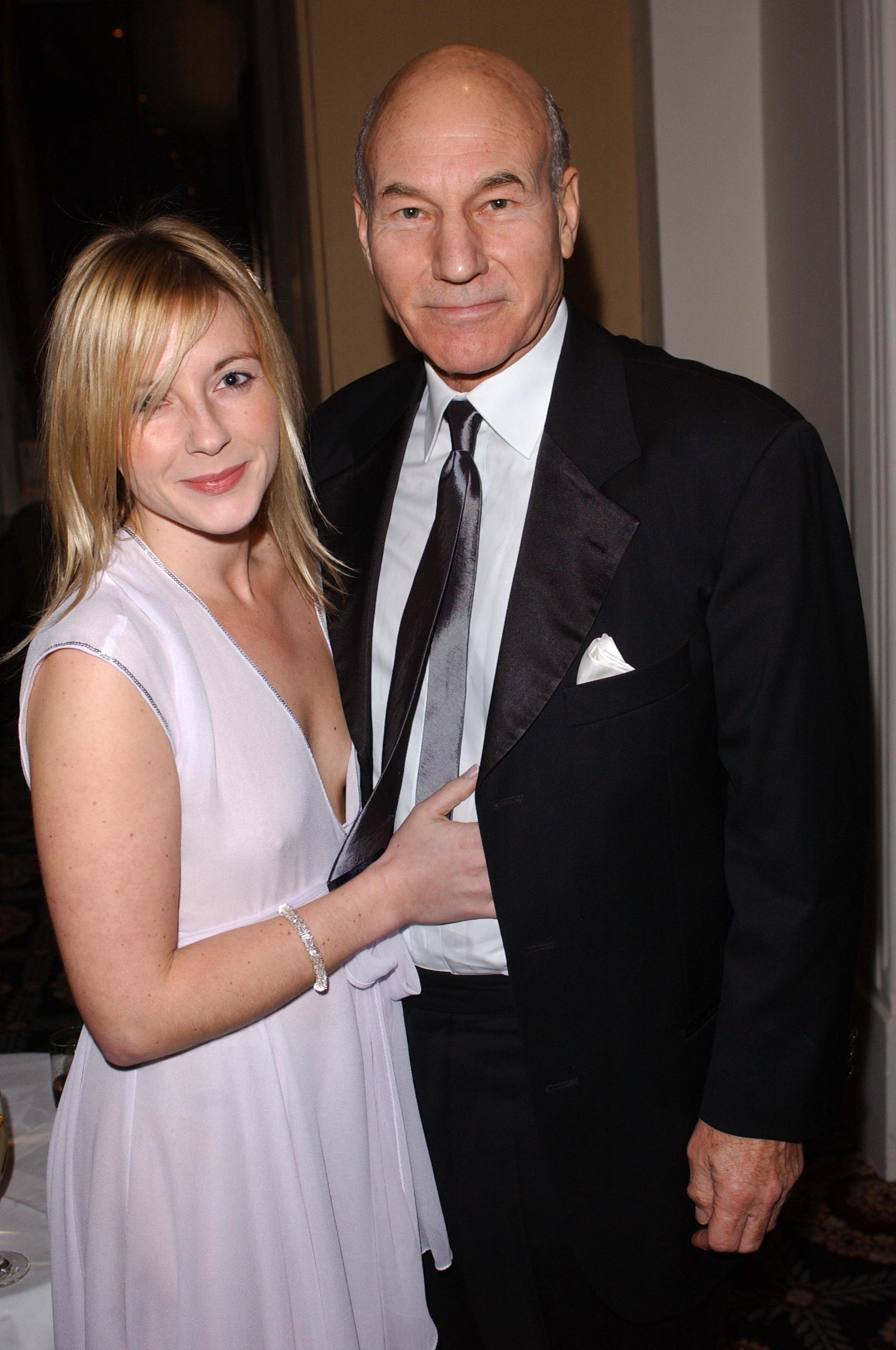 Lisa Dillon et Patrick Stewart lors des Evening Standard Film Awards en 2005. | Source : Getty Images