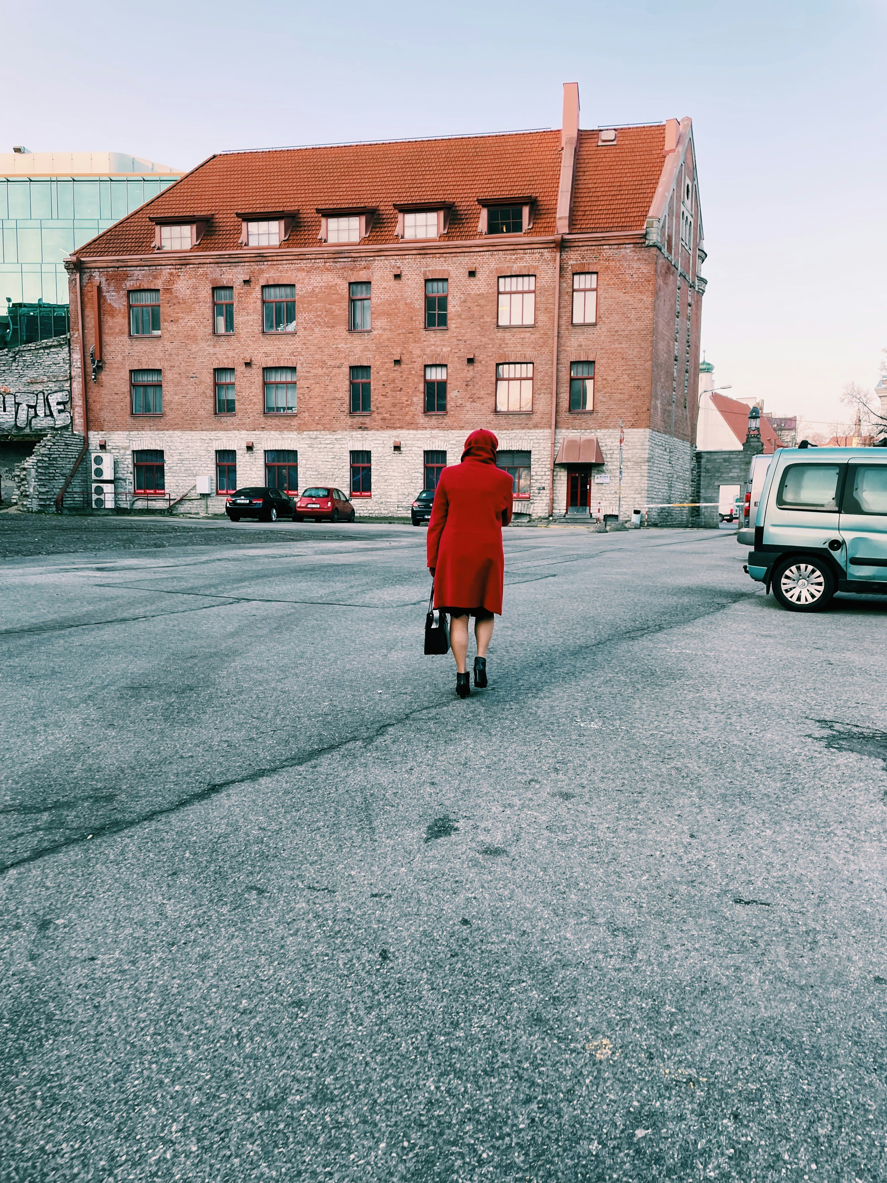 Une femme marchant dans un parking | Source : Unsplash