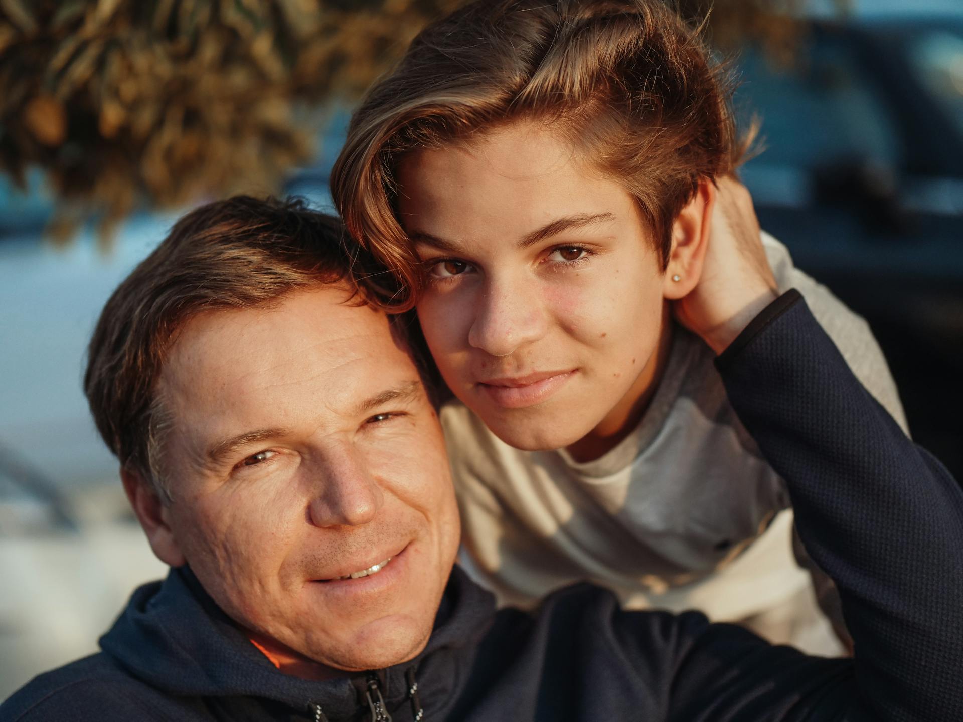 Un père avec son fils adolescent | Source : Pexels