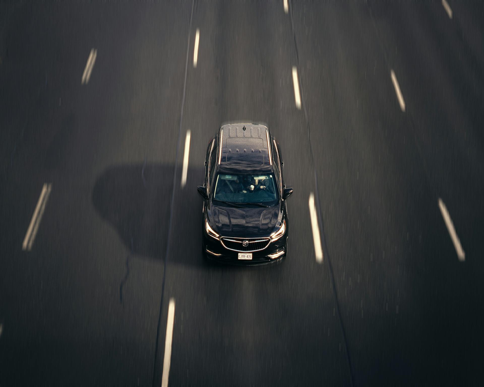 Une voiture sur une autoroute | Source : Pexels