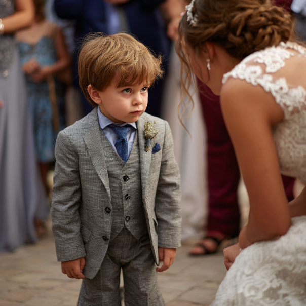 Un enfant malheureux s'adressant à une mariée | Source : Midjourney