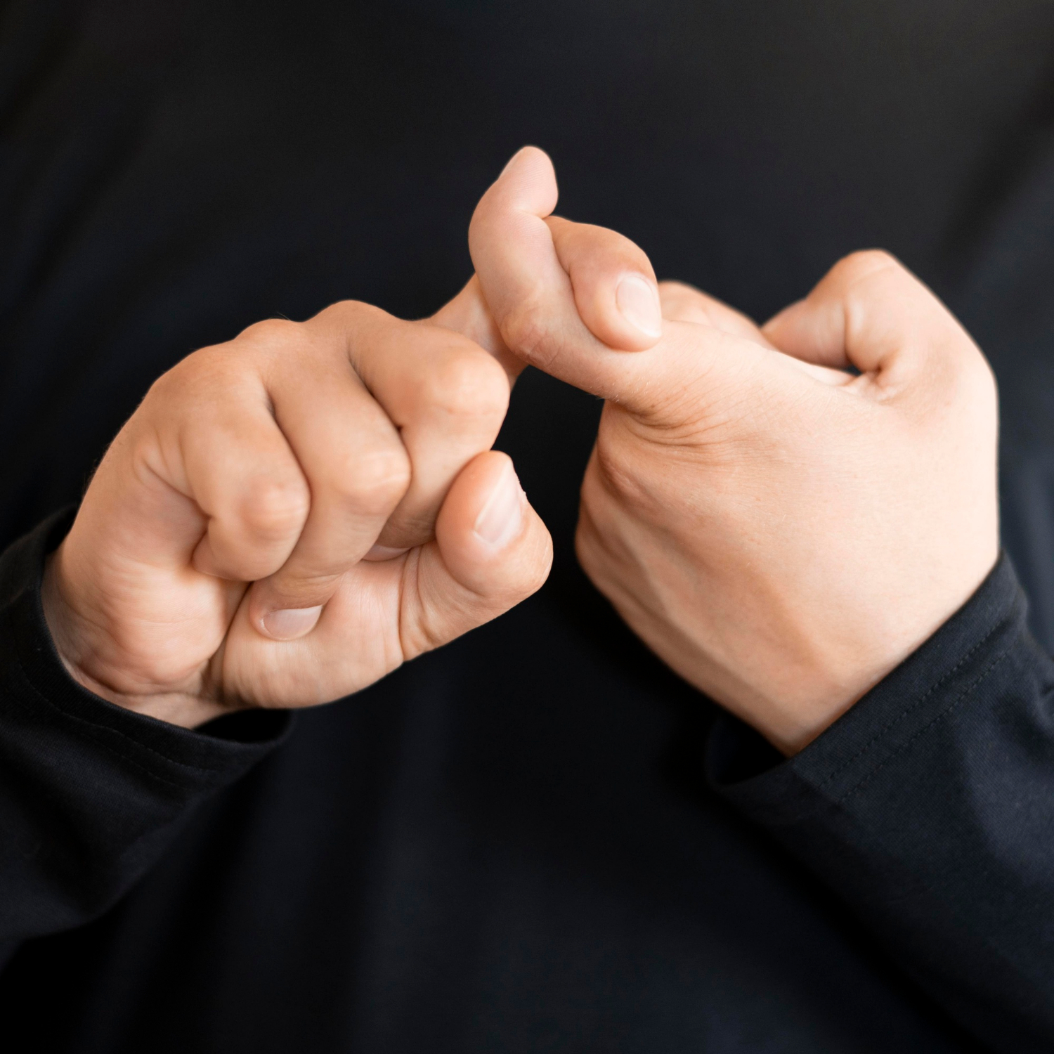 Gros plan d'une personne faisant un geste de la main | Source : Freepik