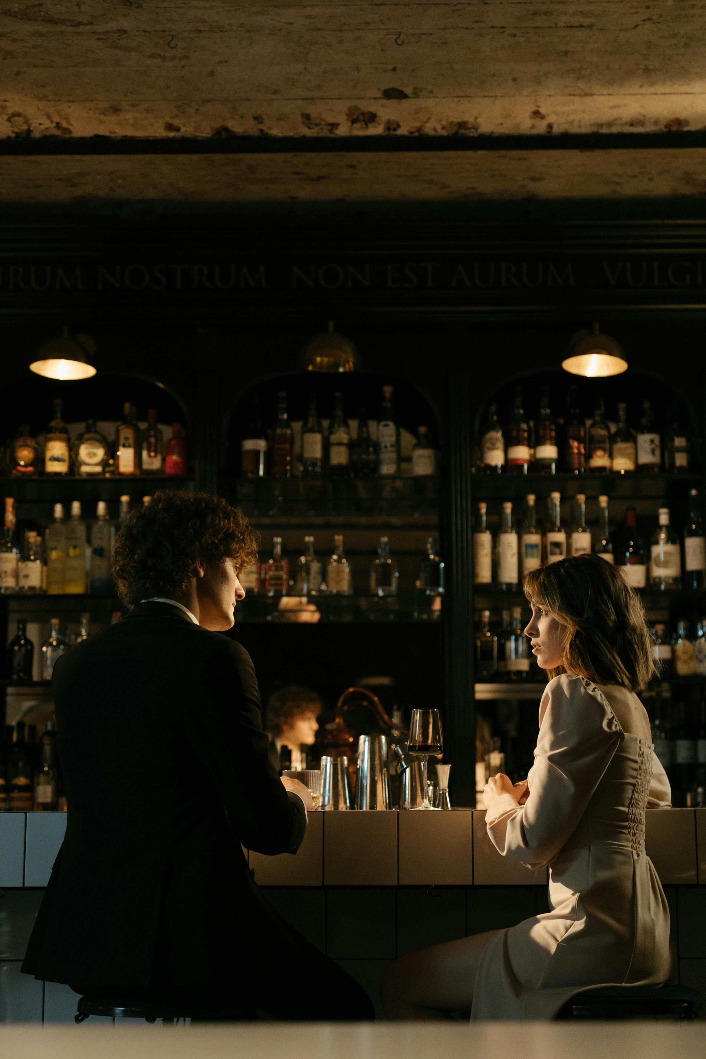 Un couple en rendez-vous dans un bar | Source : Pexels