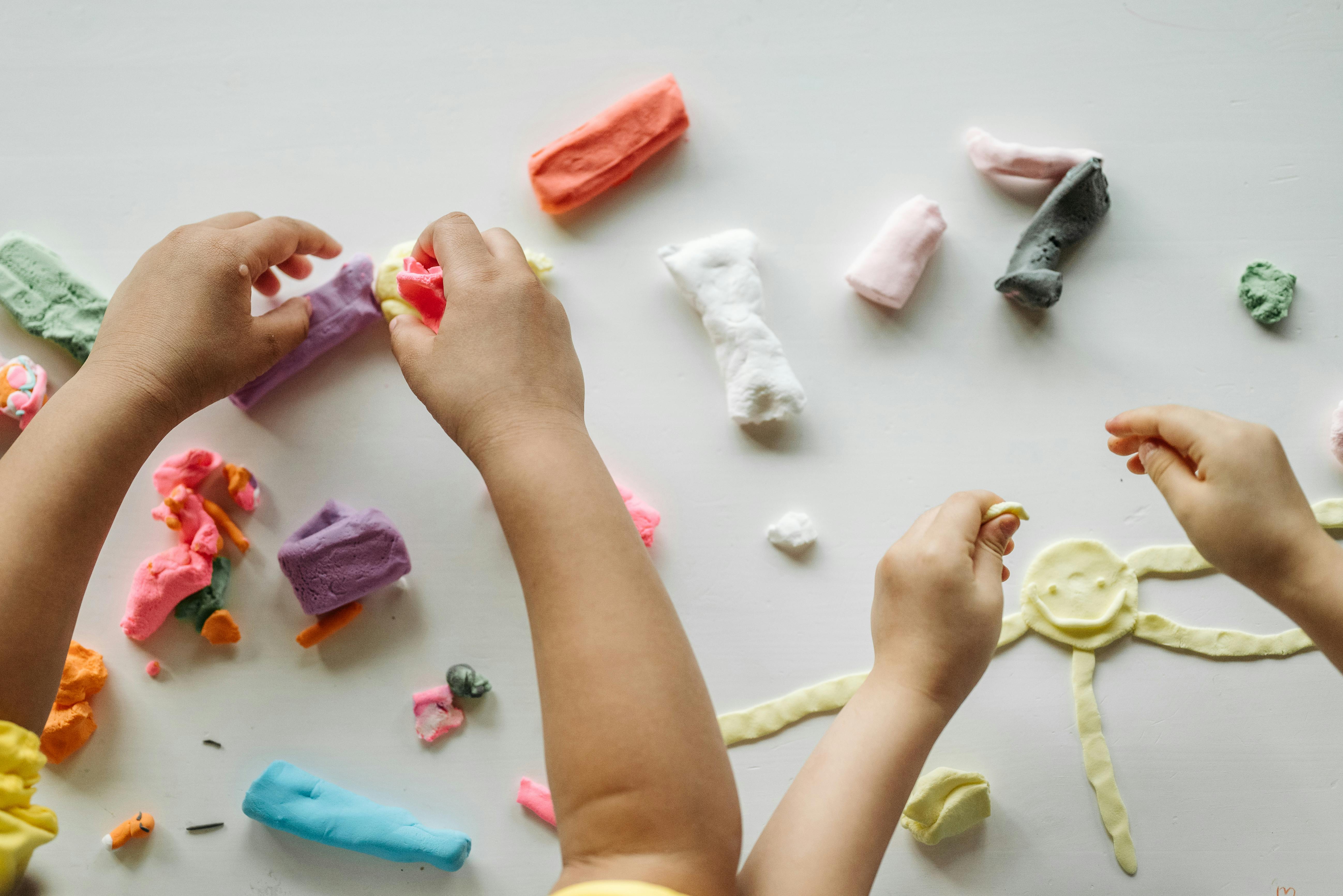 Enfants jouant avec Play-Doh | Source : Pexels