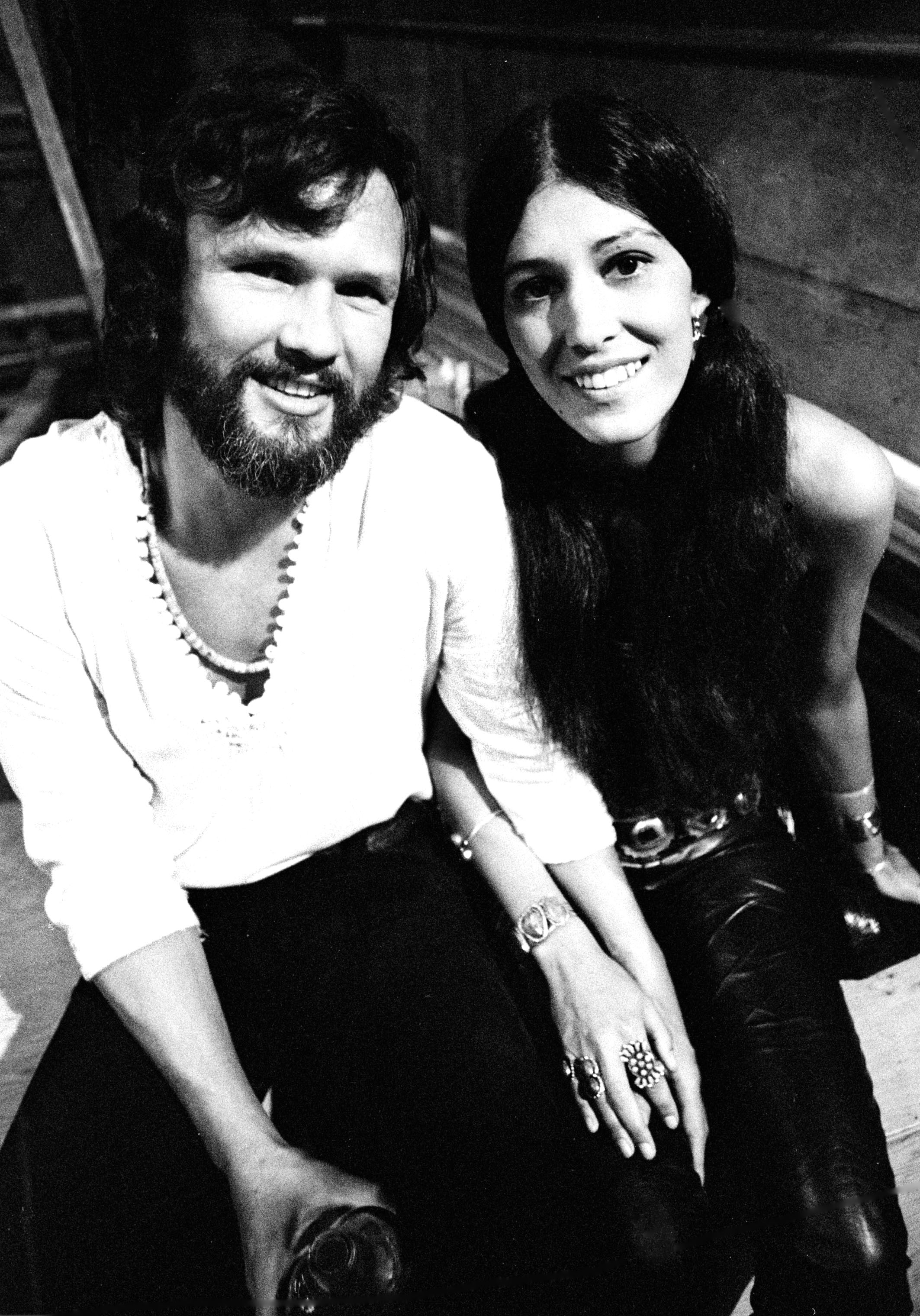 Kris Kristofferson et sa petite amie posent ensemble à Vancouver, au Canada, en 1971 | Source : Getty Images