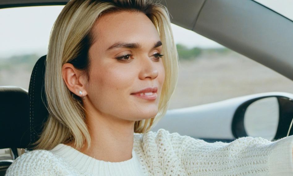 Jane s'en va en voiture pour rester chez ses parents | Source : Midjourney