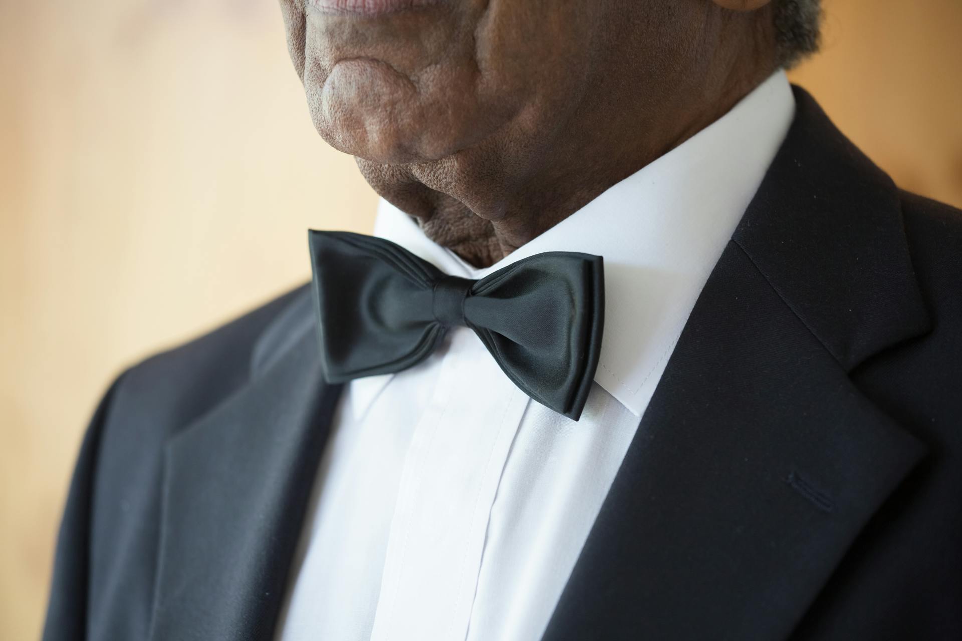 Un homme portant un nœud papillon | Source : Pexels