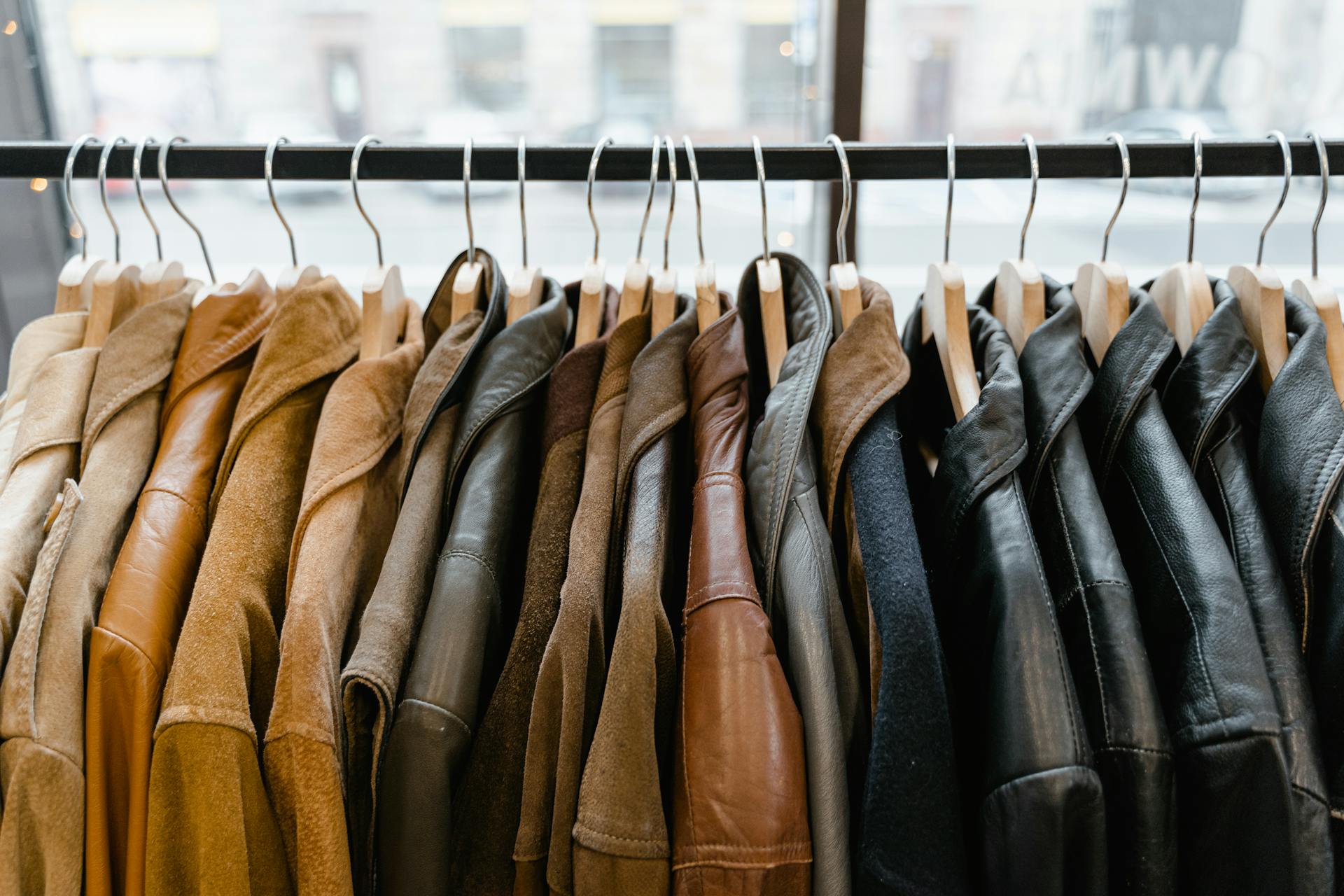 Une étagère avec des manteaux et des vestes | Source : Pexels