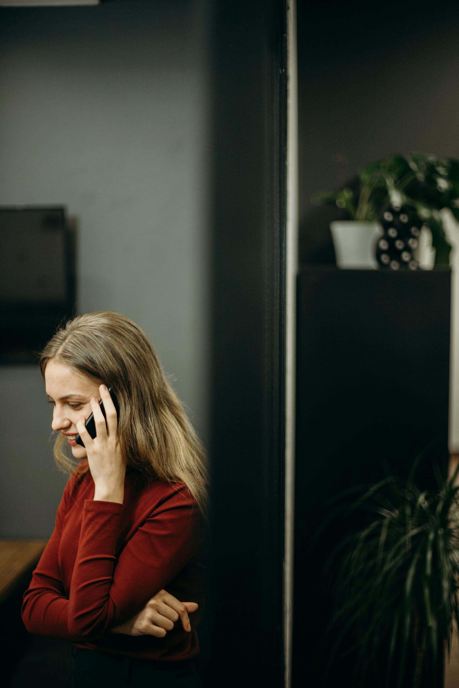 Une femme au téléphone portable | Source : Pexels
