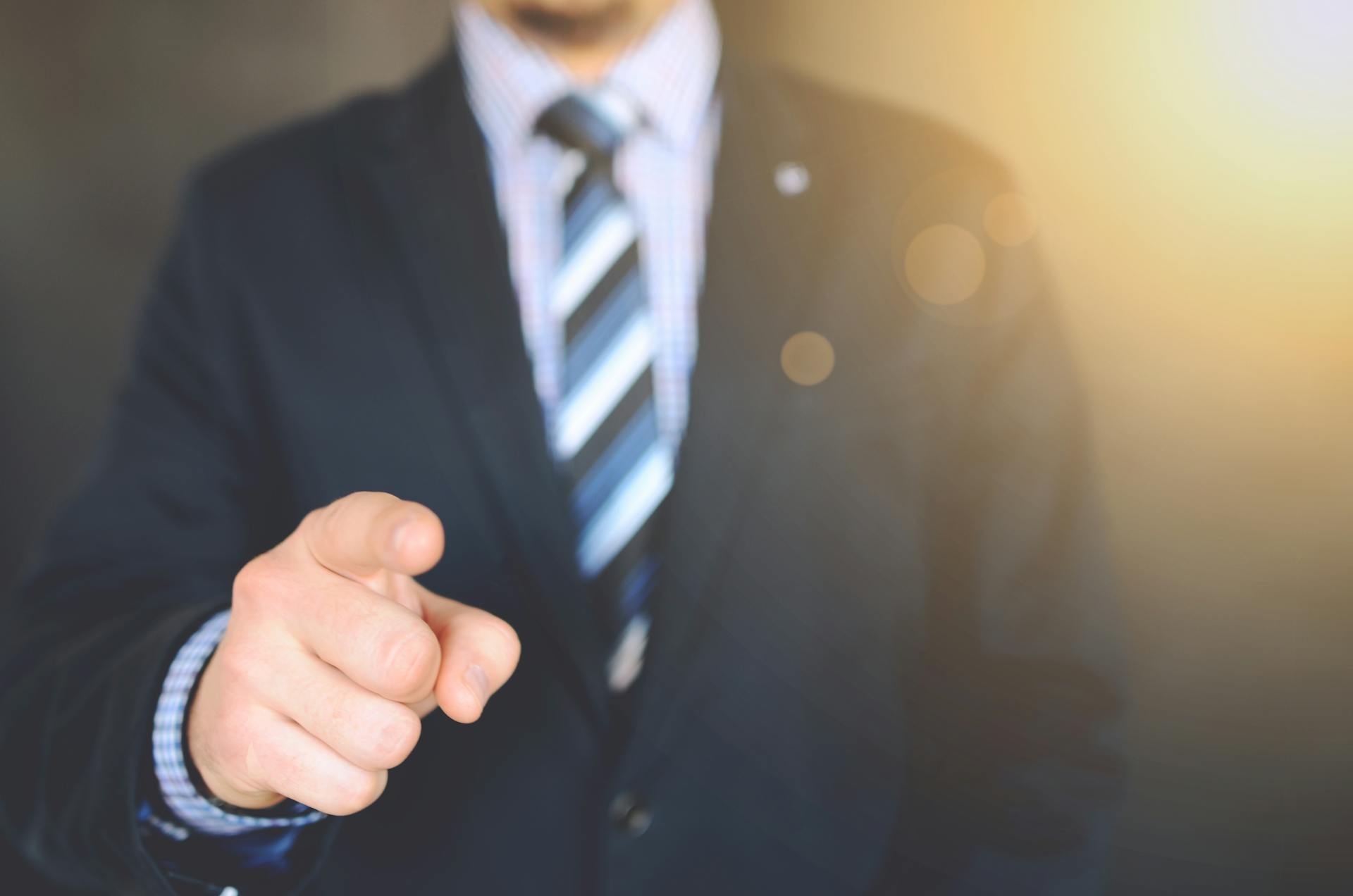 Un homme pointant un doigt accusateur | Source : Pexels
