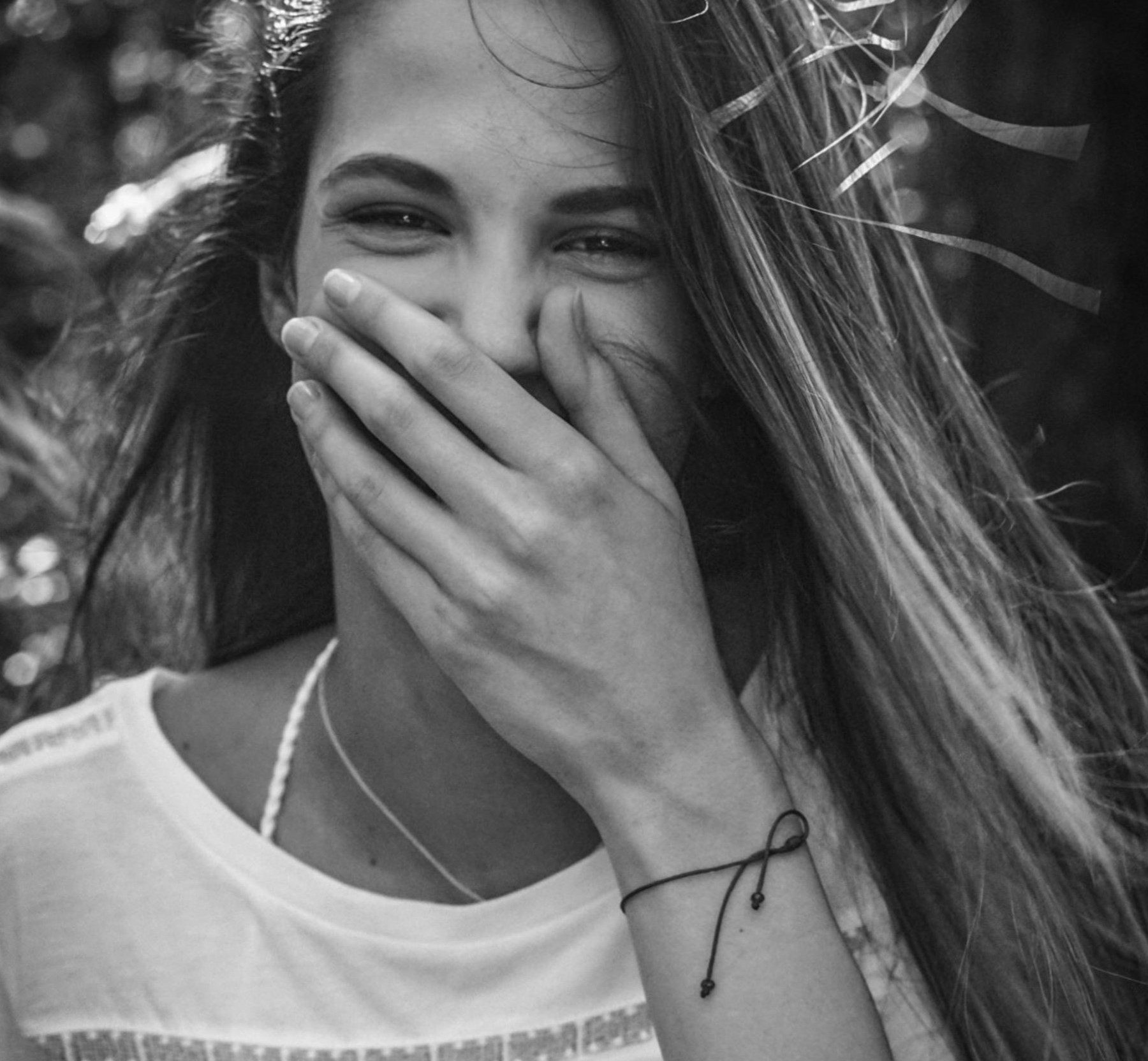 Femme heureuse se couvrant la bouche | Source : Pexels