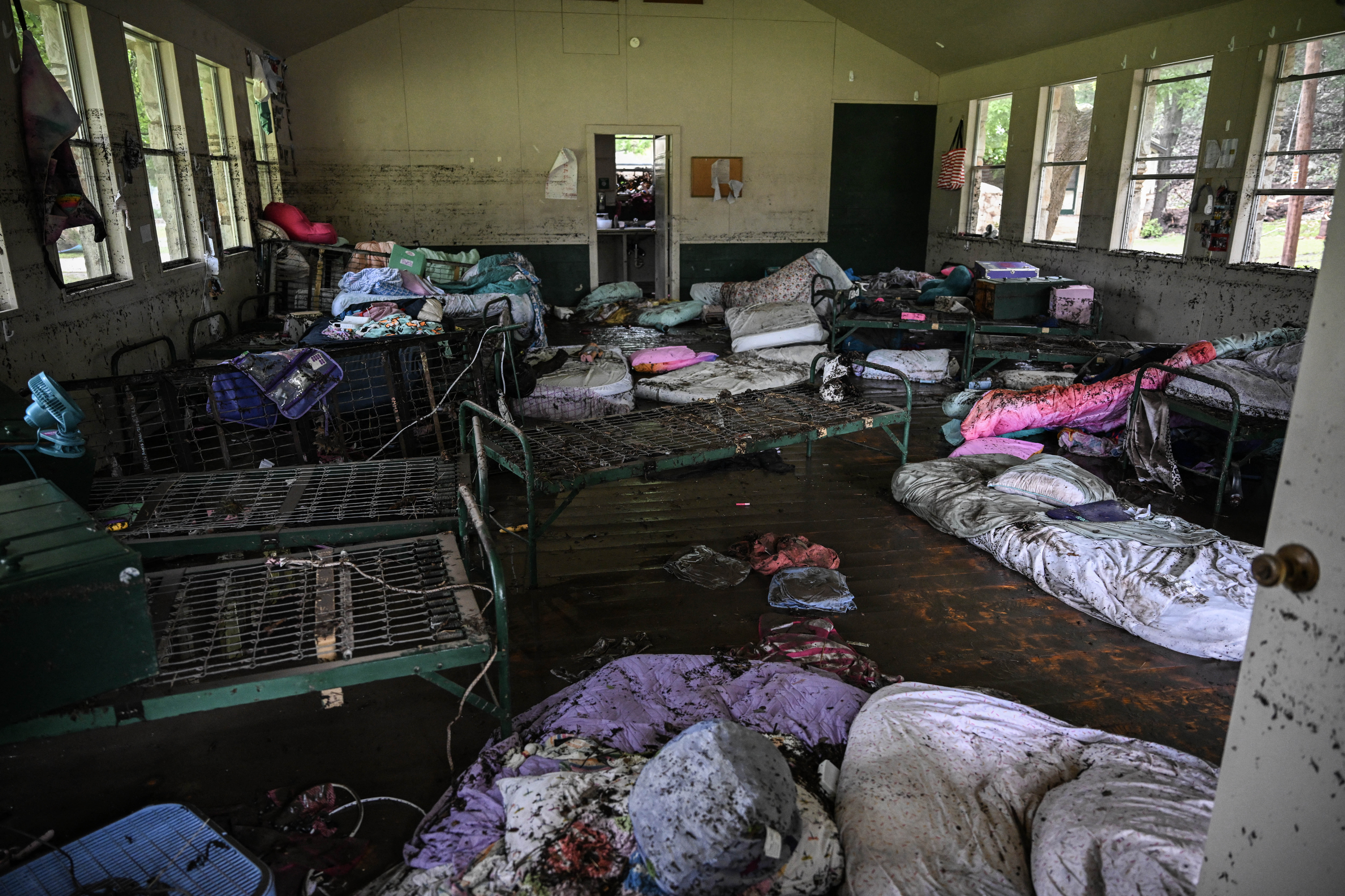 Vue de l'intérieur d'une cabane au Camp Mystic après les inondations. | Source : Getty Images