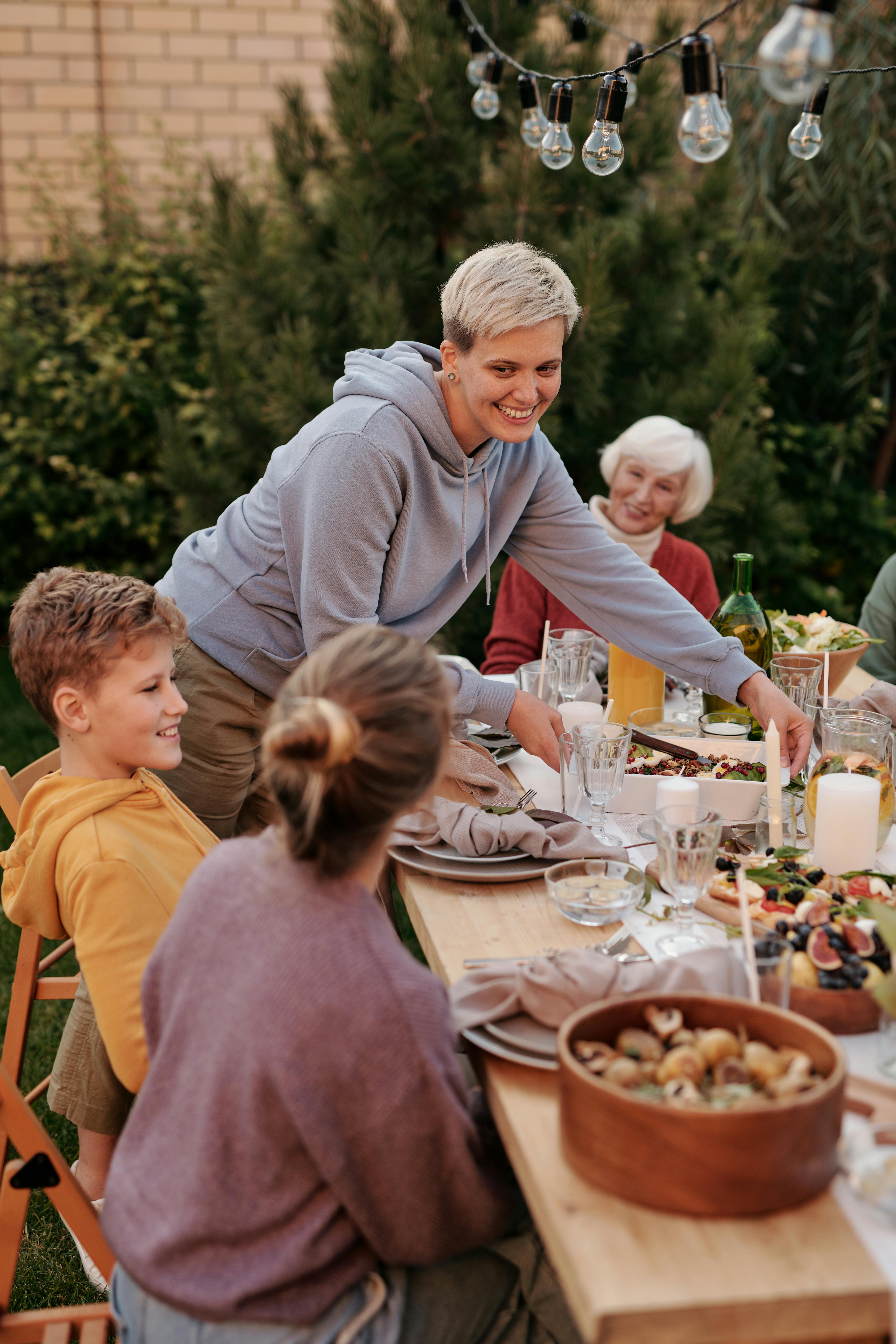 Une famille dînant en plein air | Source : Pexels