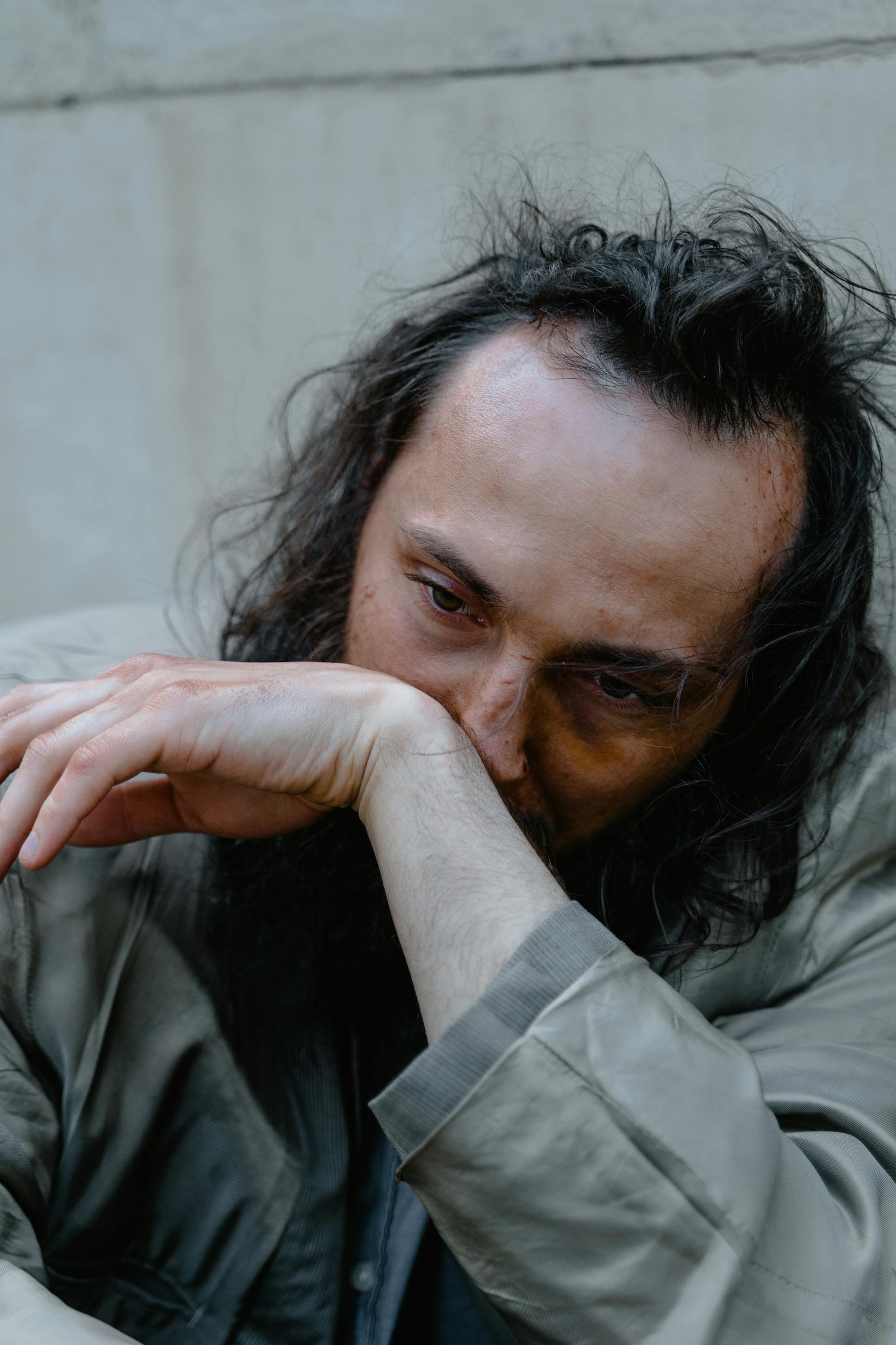 Un homme assis à l'extérieur | Source : Pexels