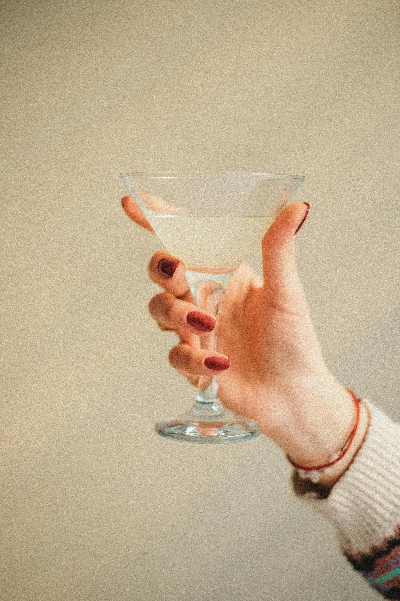 Une femme brandit son verre | Source : Pexels