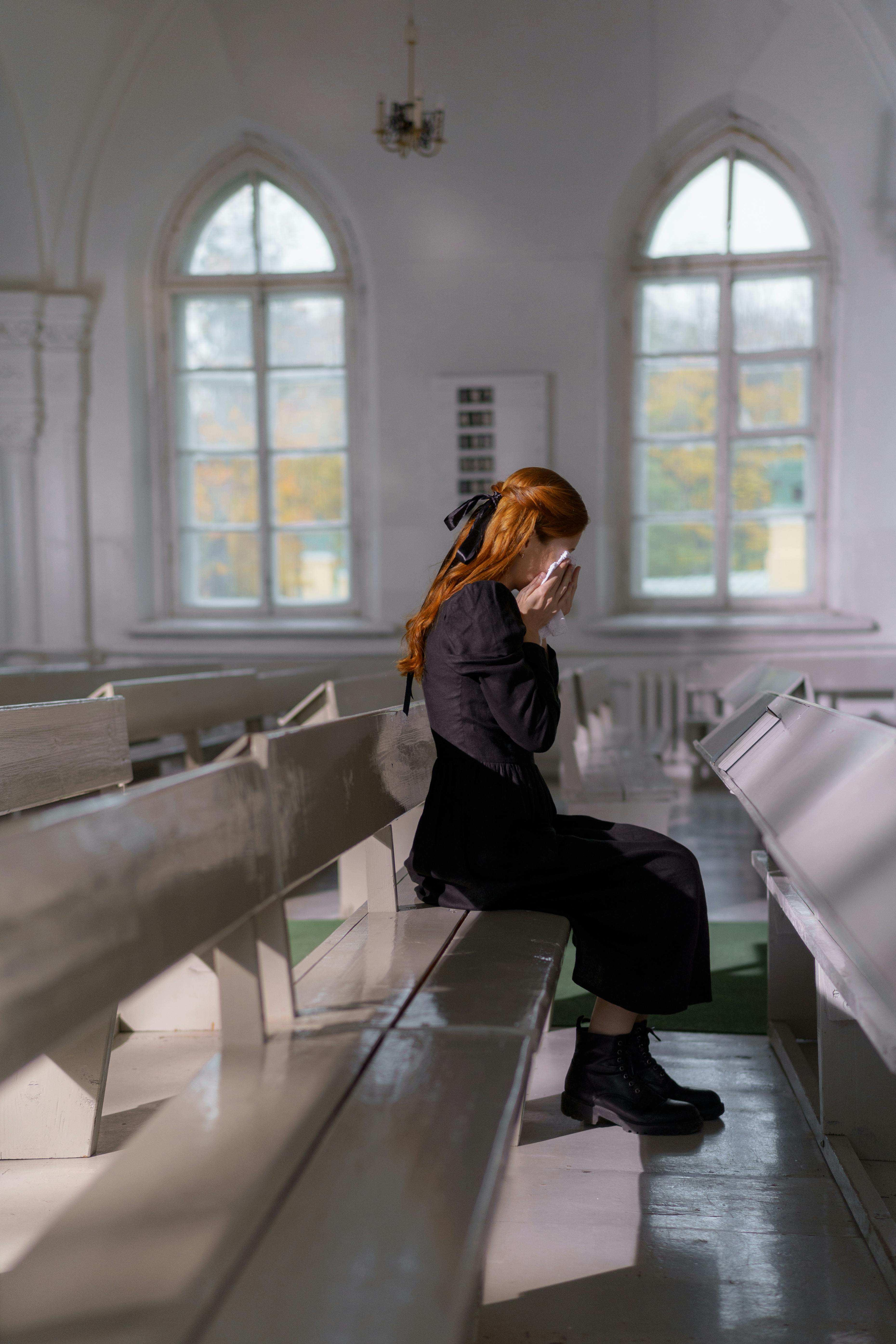 Une femme qui pleure à l'église | Source : Pexels