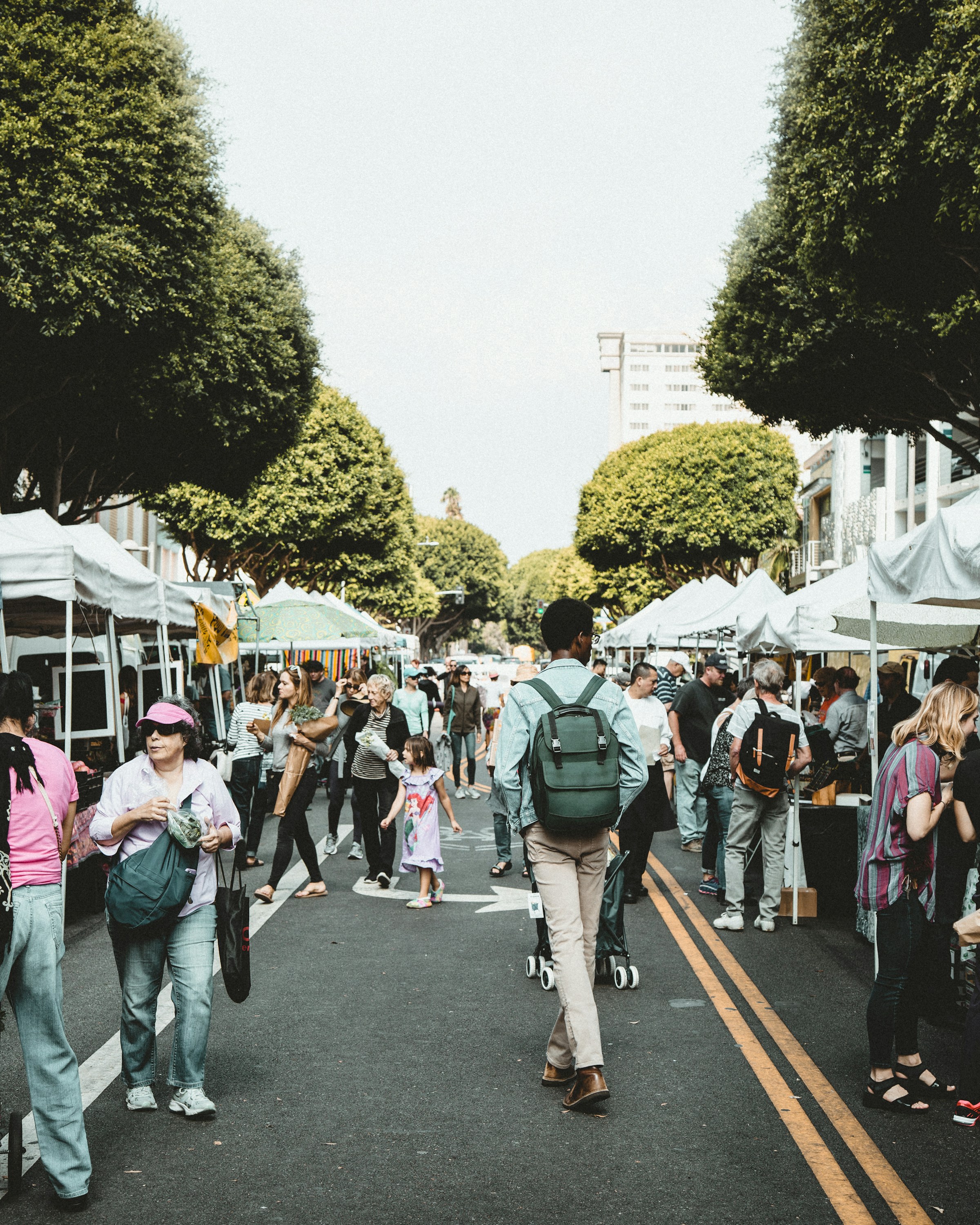 Des gens dans un marché local | Source : Unsplash