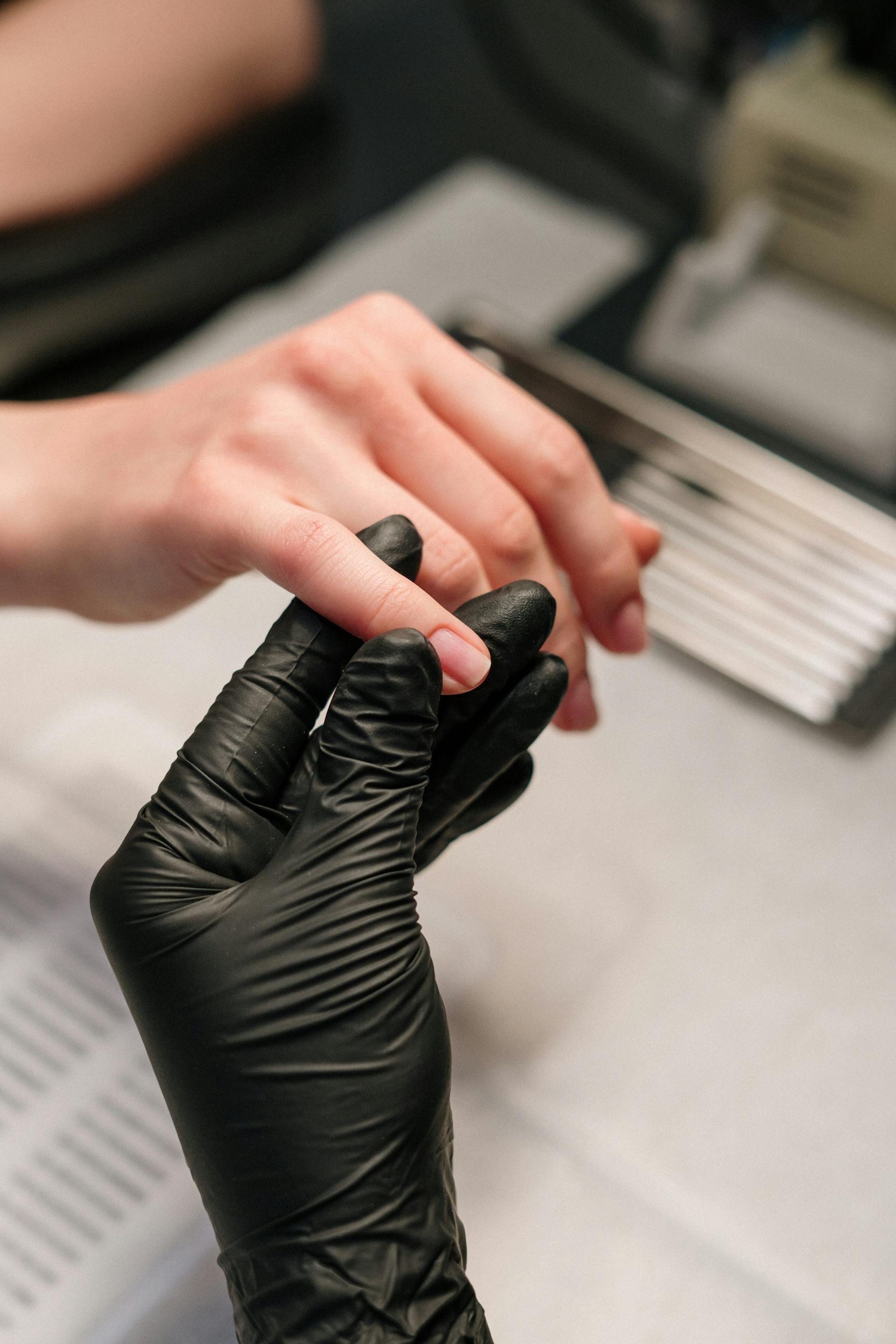 Une personne qui se fait faire les ongles | Source : Pexels