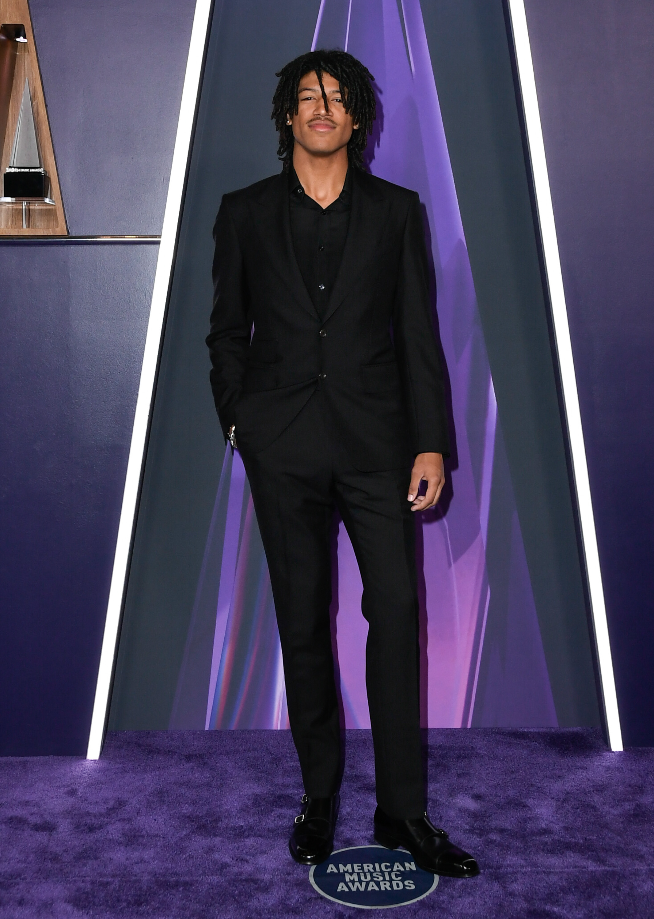 Henry Samuel arrive à la cérémonie des American Music Awards 2025 au Fontainebleau Las Vegas le 26 mai 2025, à Las Vegas, Nevada. | Source : Getty Images