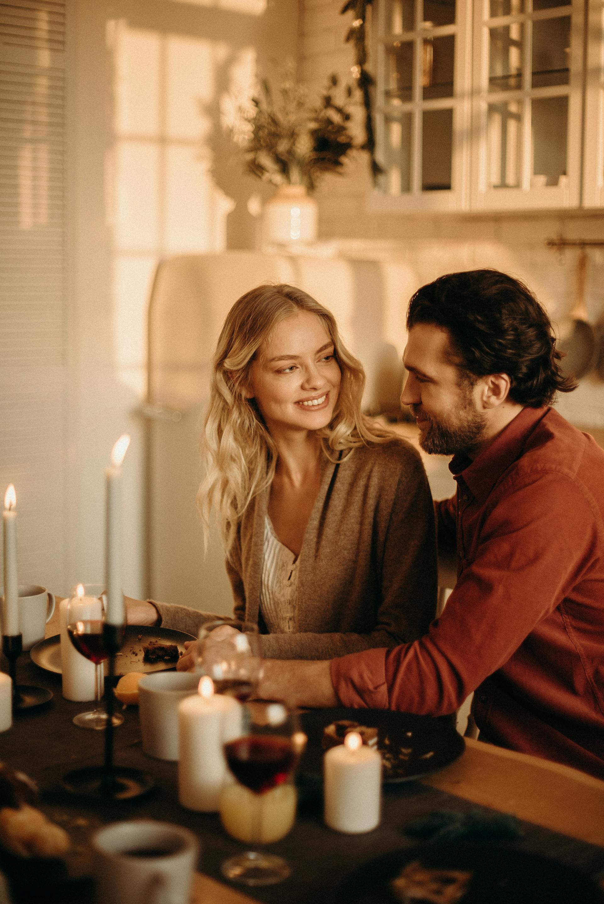 Un jeune couple assis ensemble à une table à manger | Source : Pexels