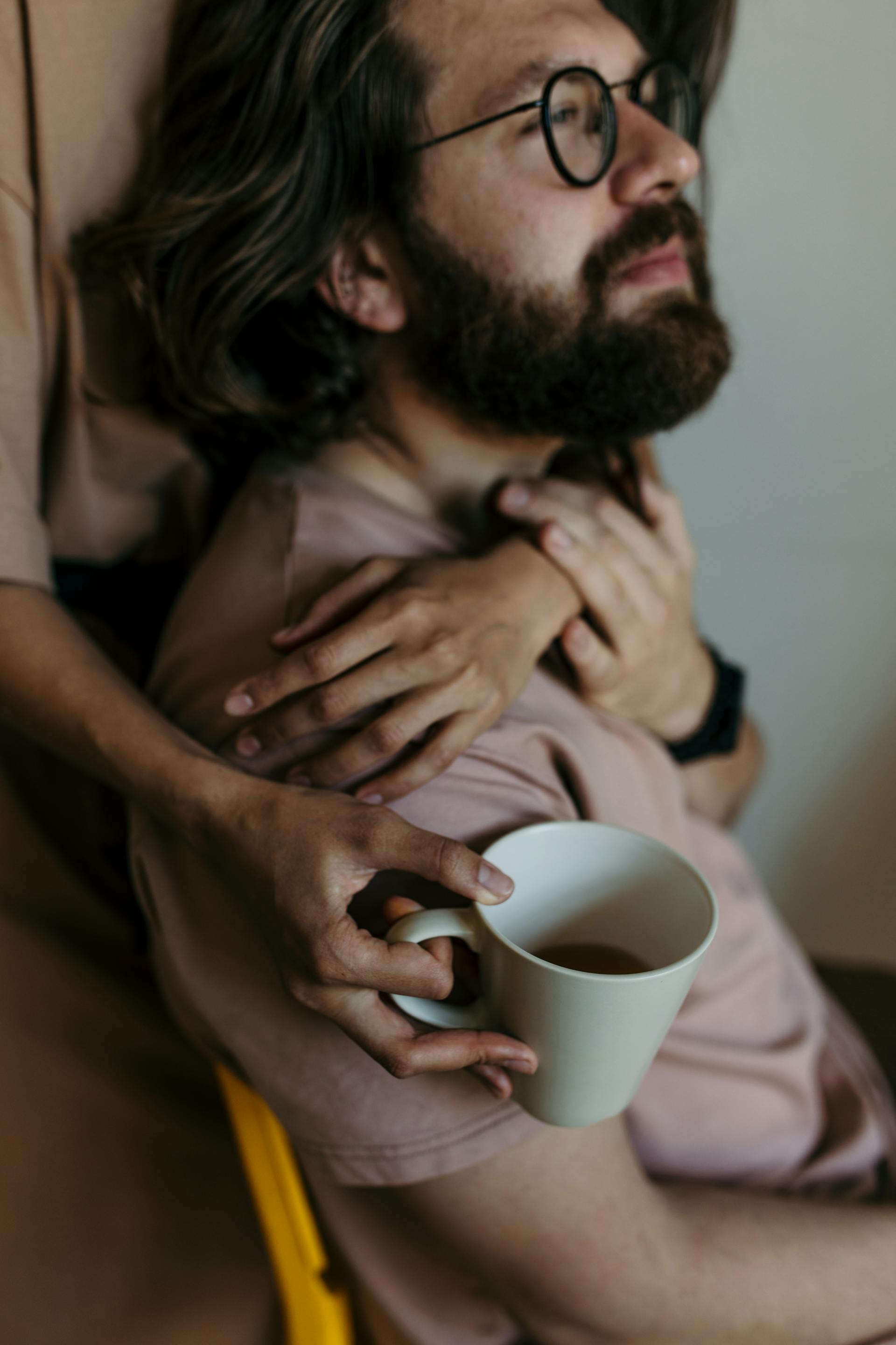 Une femme réconfortant un homme | Source : Pexels