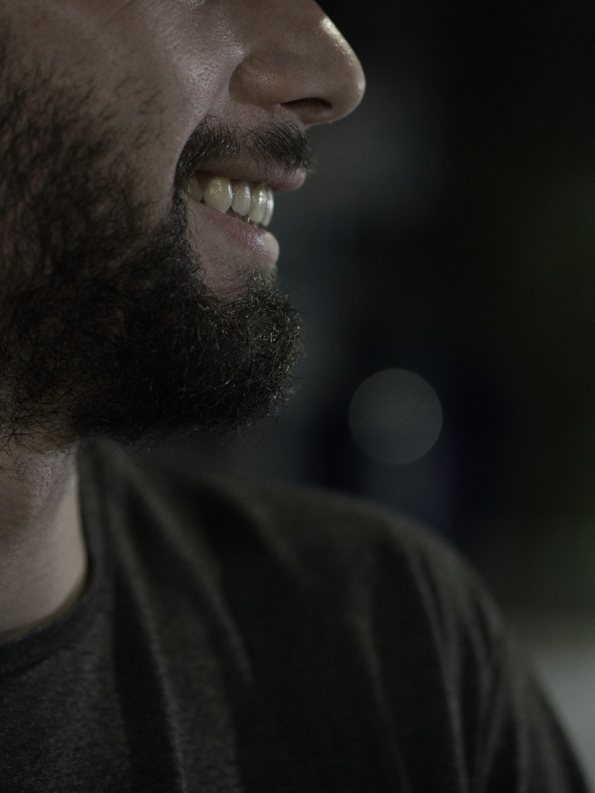 Un homme qui sourit à quelqu'un | Source : Unsplash