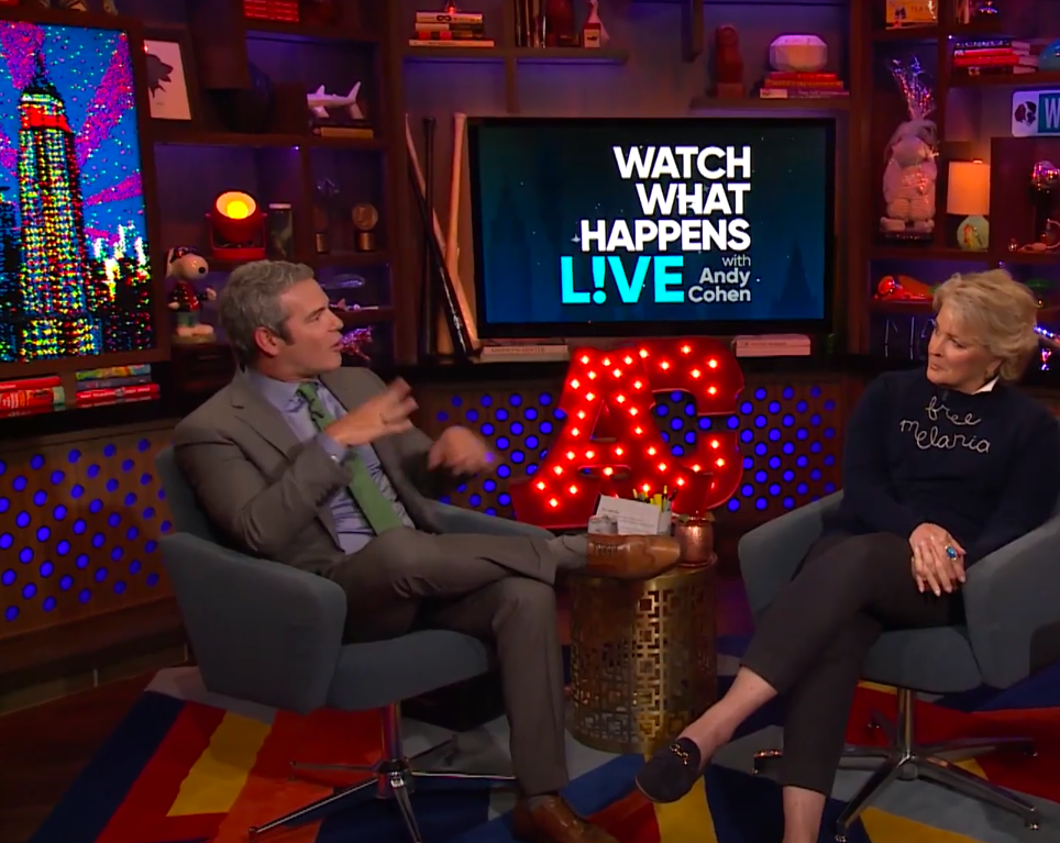 Candice Bergen raconte à Andy Cohen son rendez-vous passé avec Donald Trump lors de l'émission « Watch What Happens Live with Andy Cohen », diffusée le 14 septembre 2017. | Source : YouTube/Watch What Happens Live with Andy Cohen