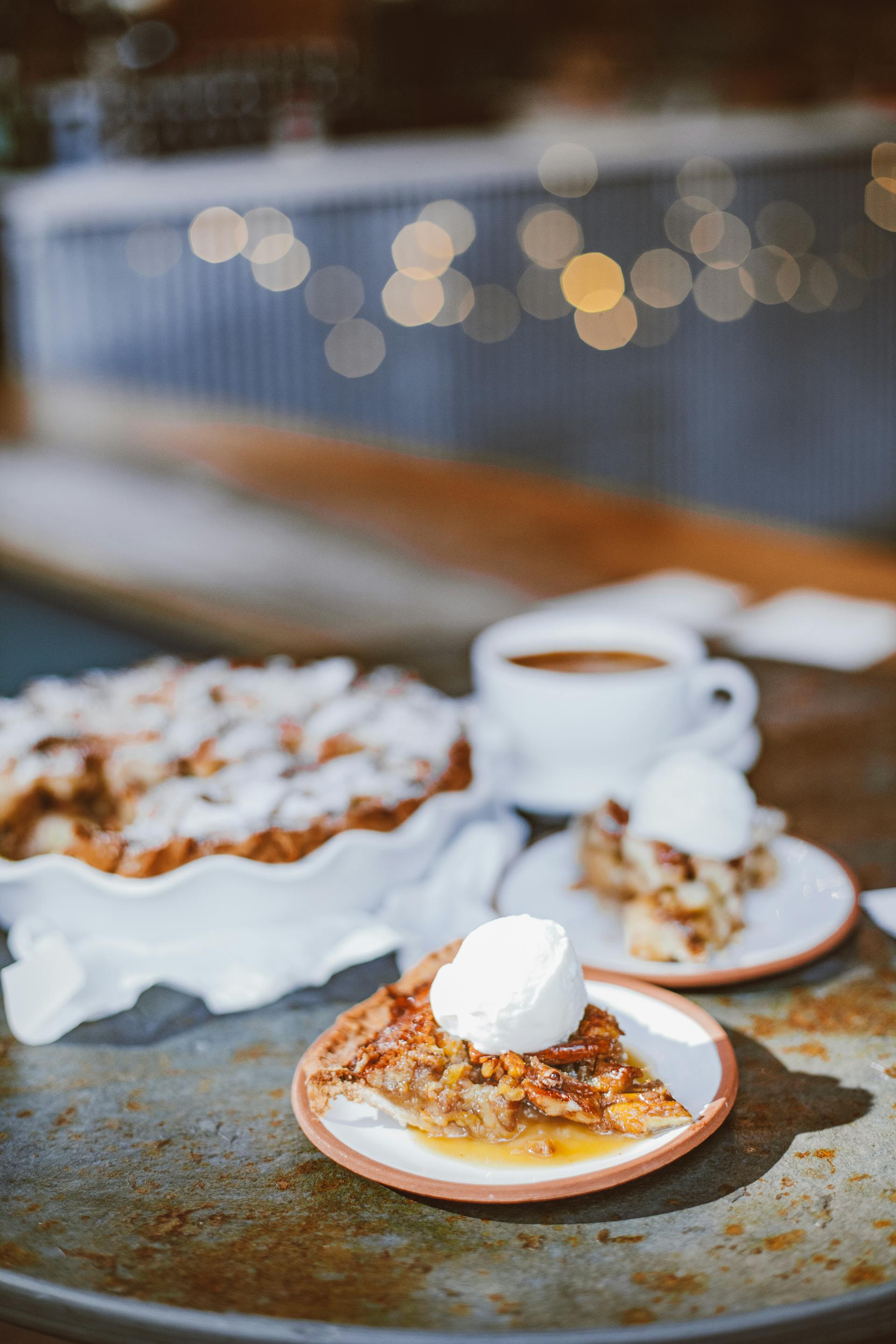 Un dessert avec une tasse de café | Source : Pexels