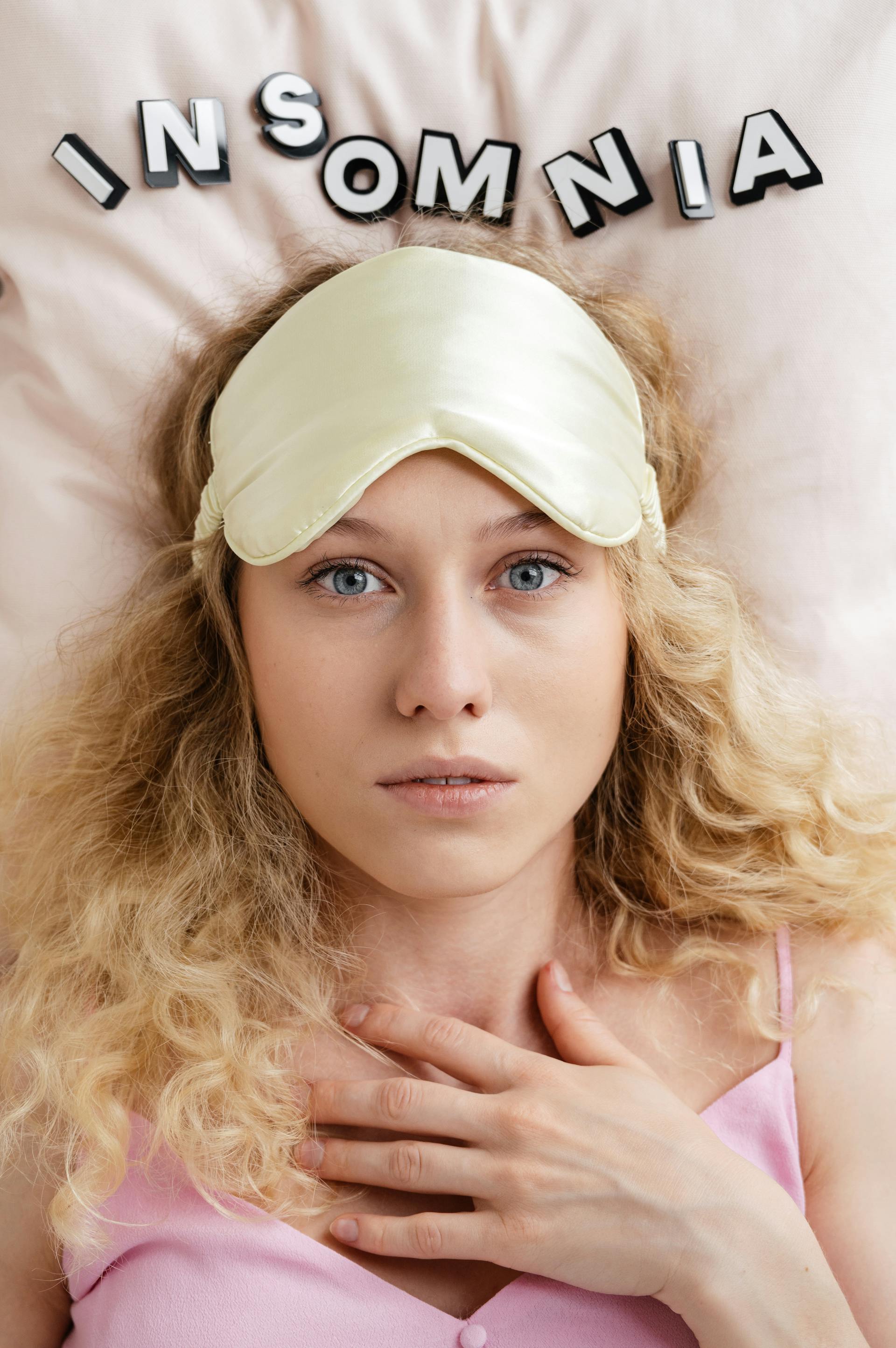 Femme éveillée dans son lit | Source : Pexels
