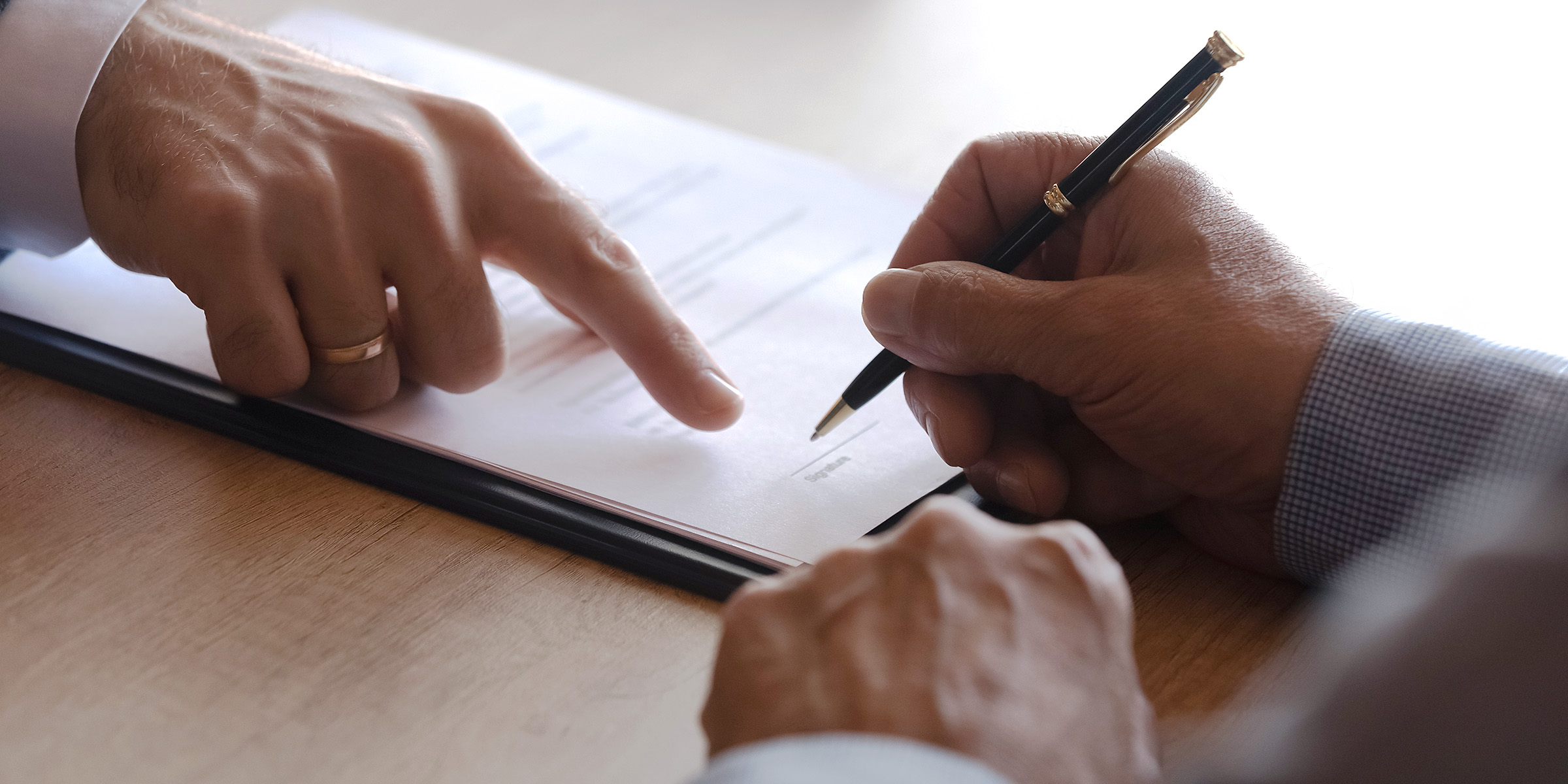 Quelqu'un qui signe des documents administratifs | Source : Shutterstock