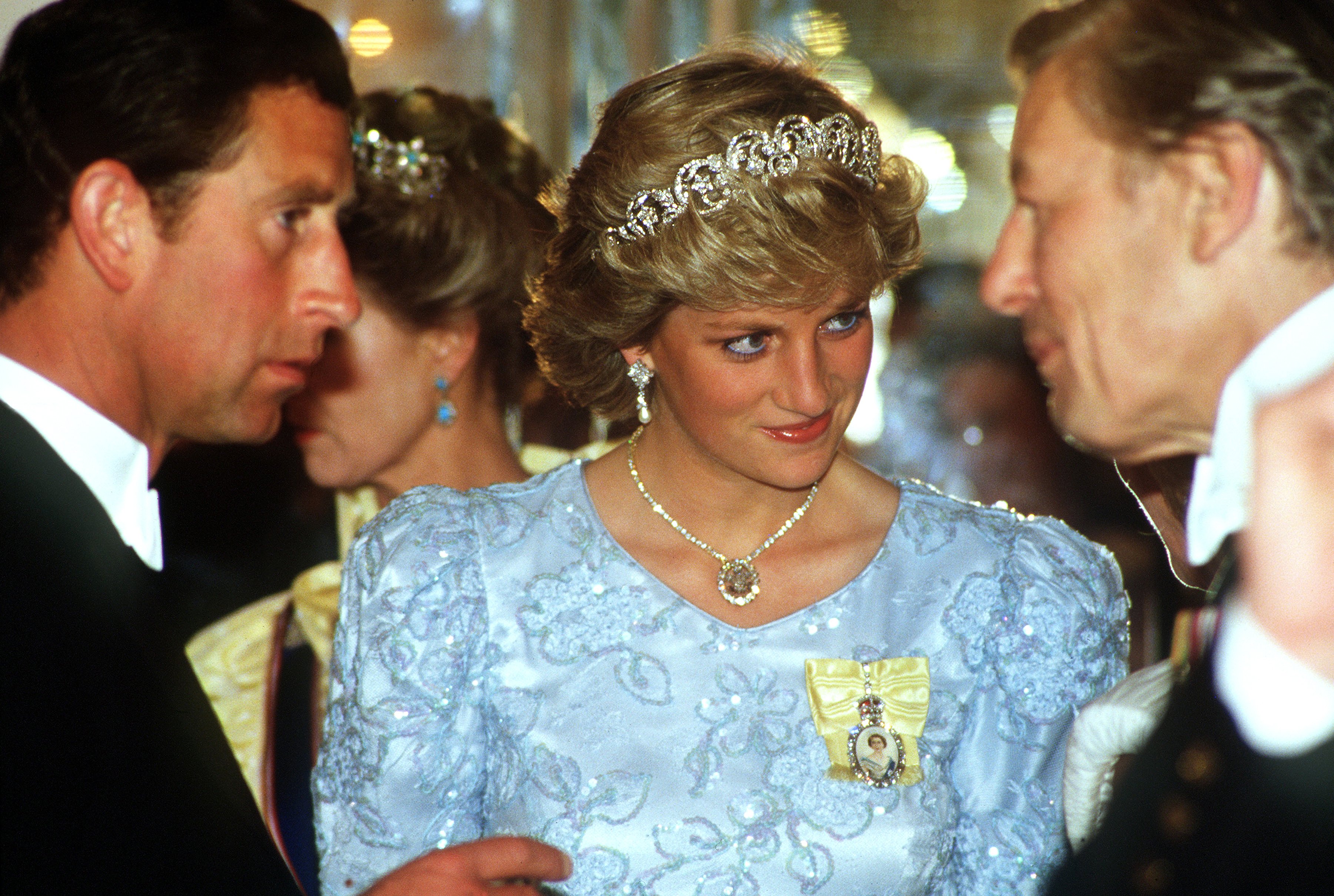 La princesse Diana et le prince Charles à un banquet d'État organisé par le roi du Maroc à l'hôtel Claridges, à Londres, vers 1987 | Source : Getty Images