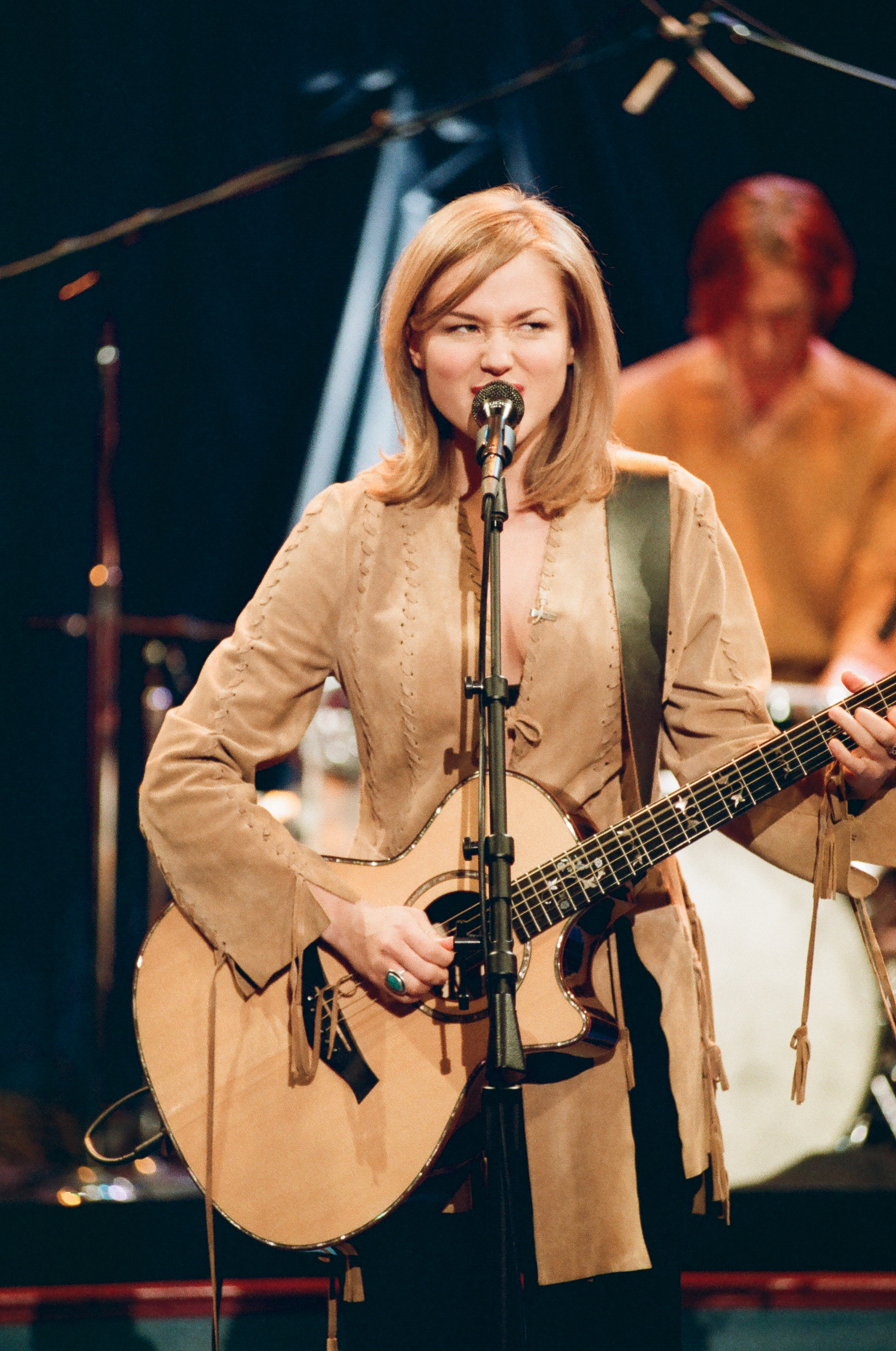 Jewel se produit dans « The Tonight Show with Jay Leno » le 26 décembre 1995 | Source : Getty Images