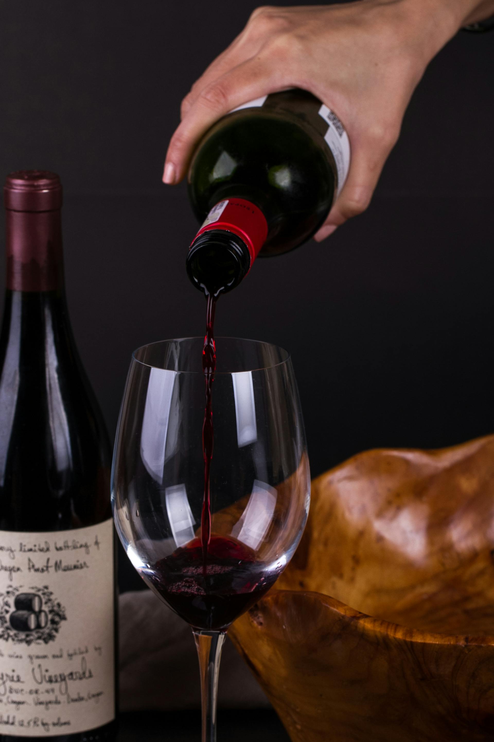 Une personne qui verse du vin | Source : Pexels