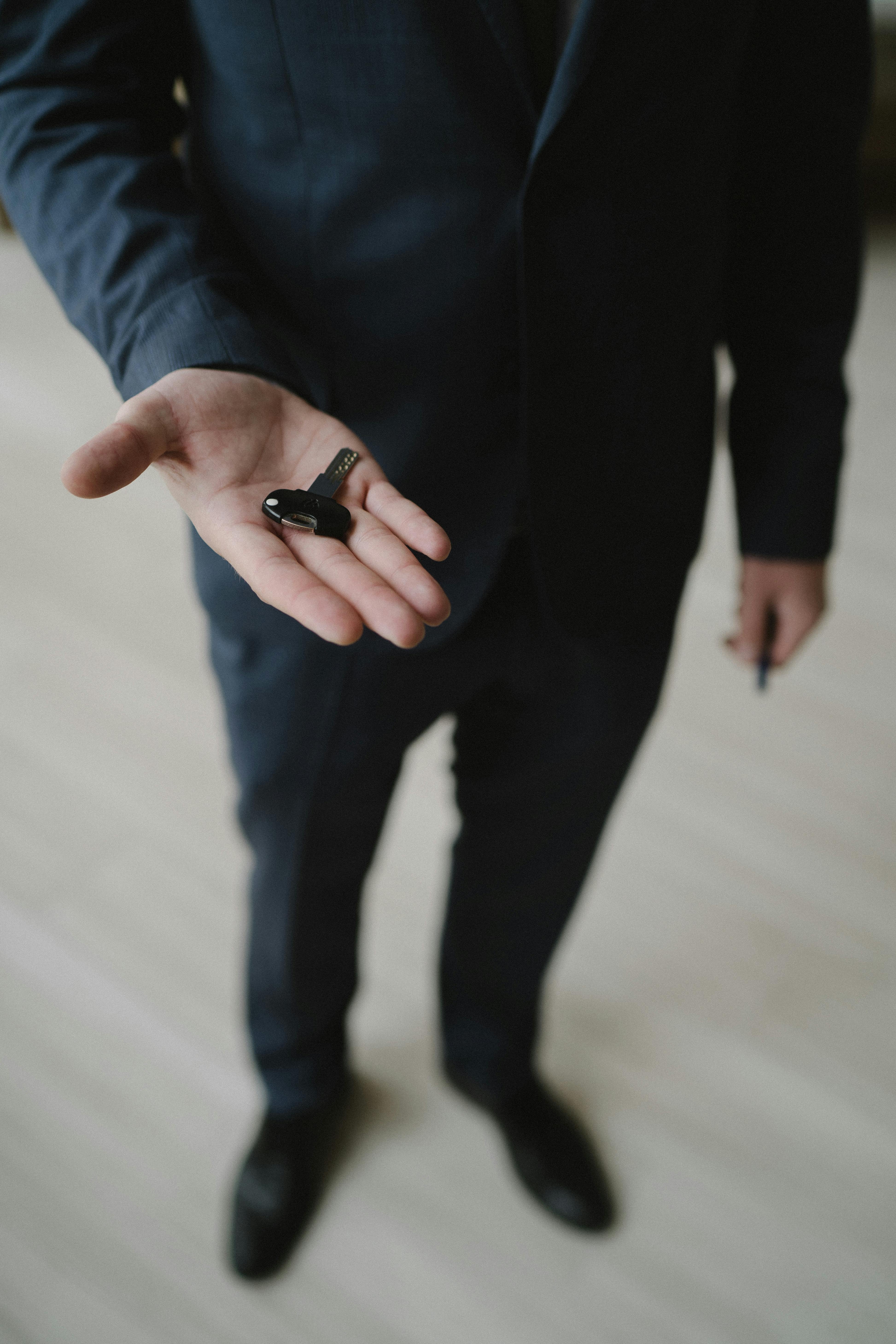Un homme qui remet une clé | Source : Pexels