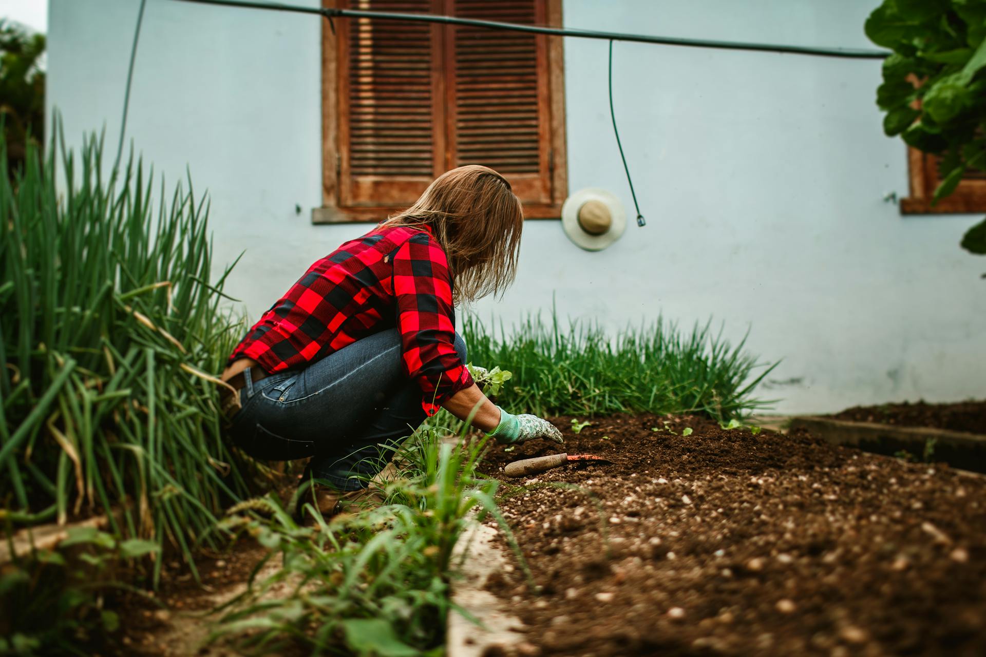 Une femme travaillant dans un jardin | Source : Pexels