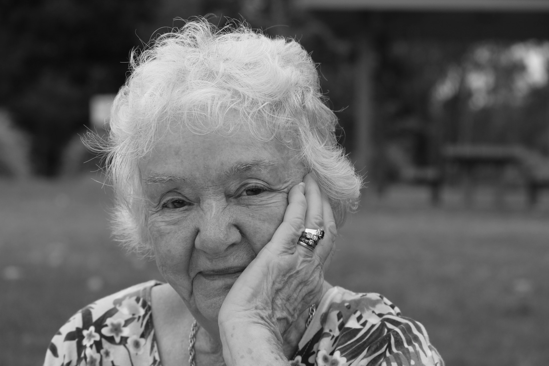 Photo en niveaux de gris d'une femme âgée | Source : Unsplash