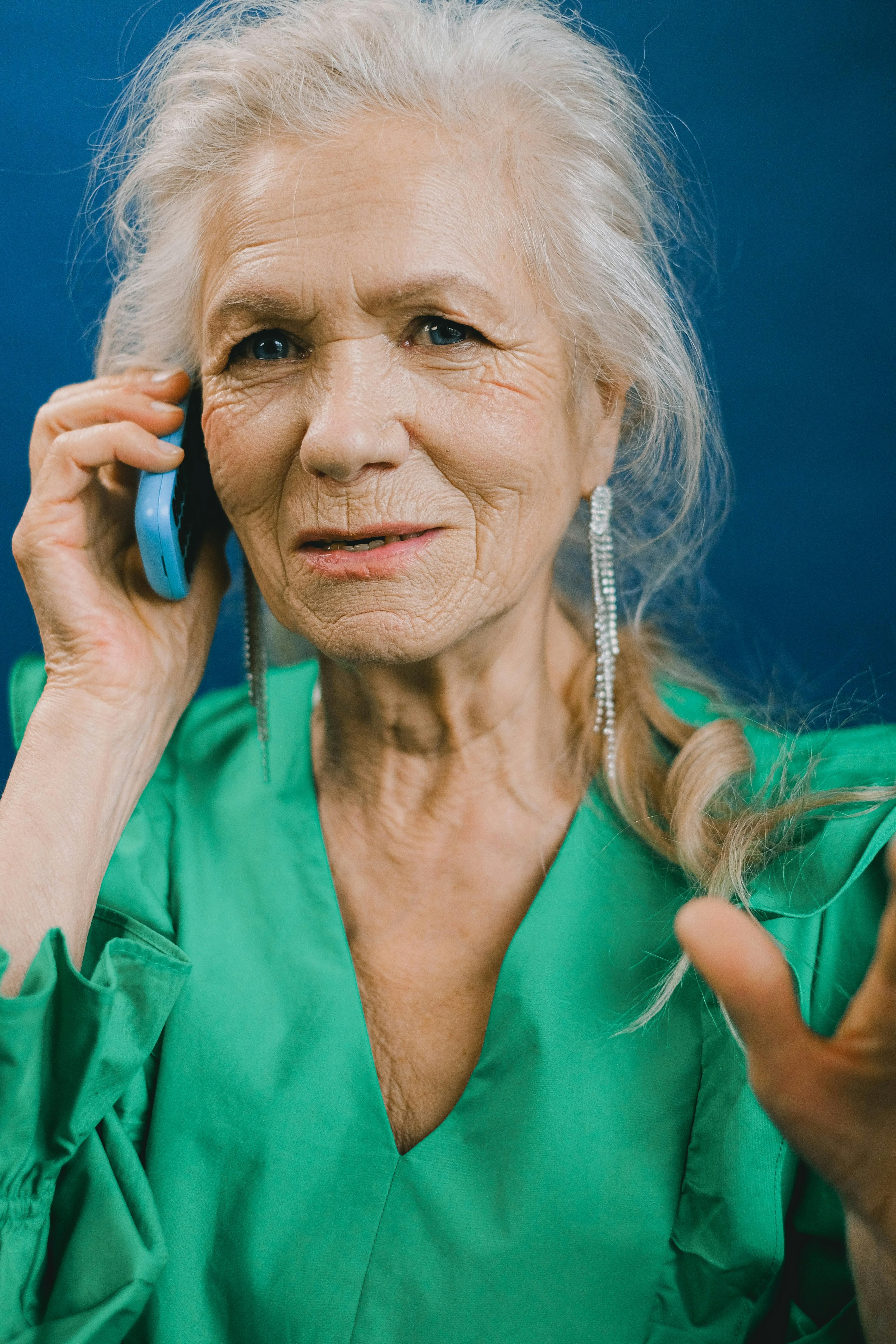 Une vieille femme qui parle au téléphone | Source : Pexels