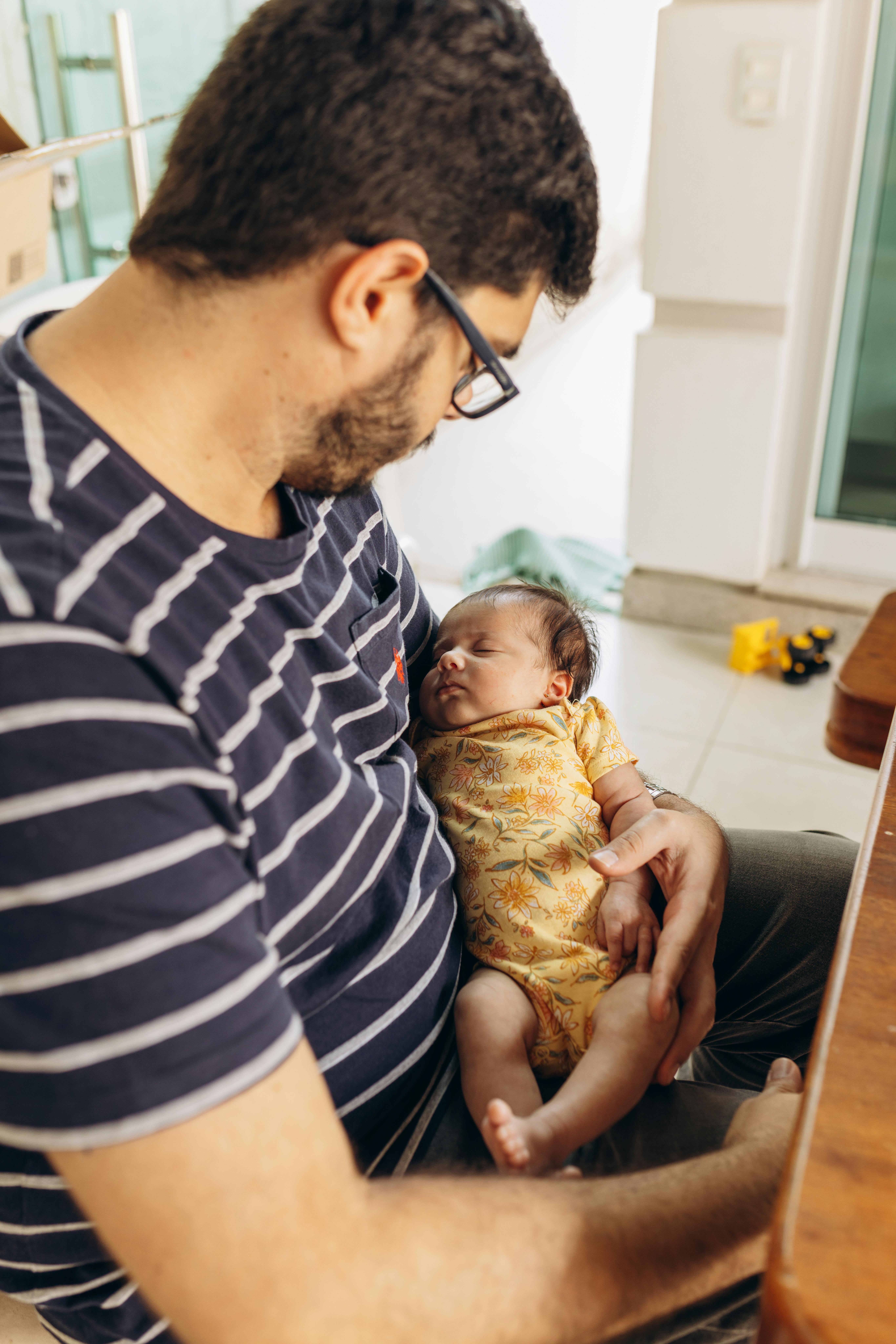 Un homme tenant un bébé | Source : Pexels